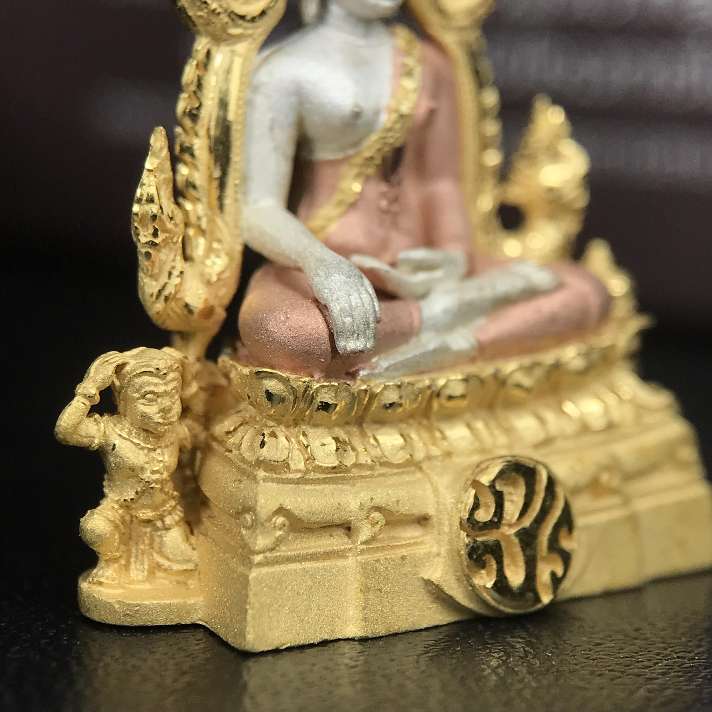 พระพุทธชินราช ภปร. โครงการ "เพราะแผ่นดินนี้ คือ แผ่นดินเกิด" ปี 2548(รุ่นแรก) ลอยองค์เนื้อเงินสามกษัตริย์ หน้าตัก 1/2 นิ้ว (ขนาด 3.5 x 2.5 ซม.) พุทธศิลป์งดงามทรงคุณค่า รุ่นยอดนิยม(องค์หมายเลข ๘๘๔๖)