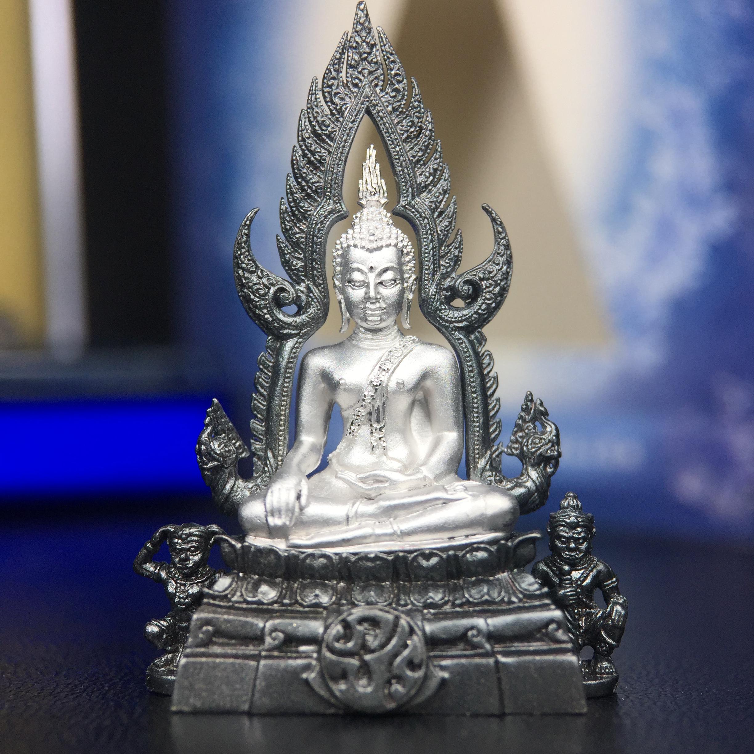 พระพุทธชินราช ภปร. โครงการ เพราะแผ่นดินนี้คือแผ่นดินเกิด เนื้อเงินชุบทองคำขาวซุ้มรมดำ ปี2551 ขนาดหน้าตัก1/2นิ้ว(3.5*2.5 ซม.) (สวยงามหายาก)1ใน 5000 องค์