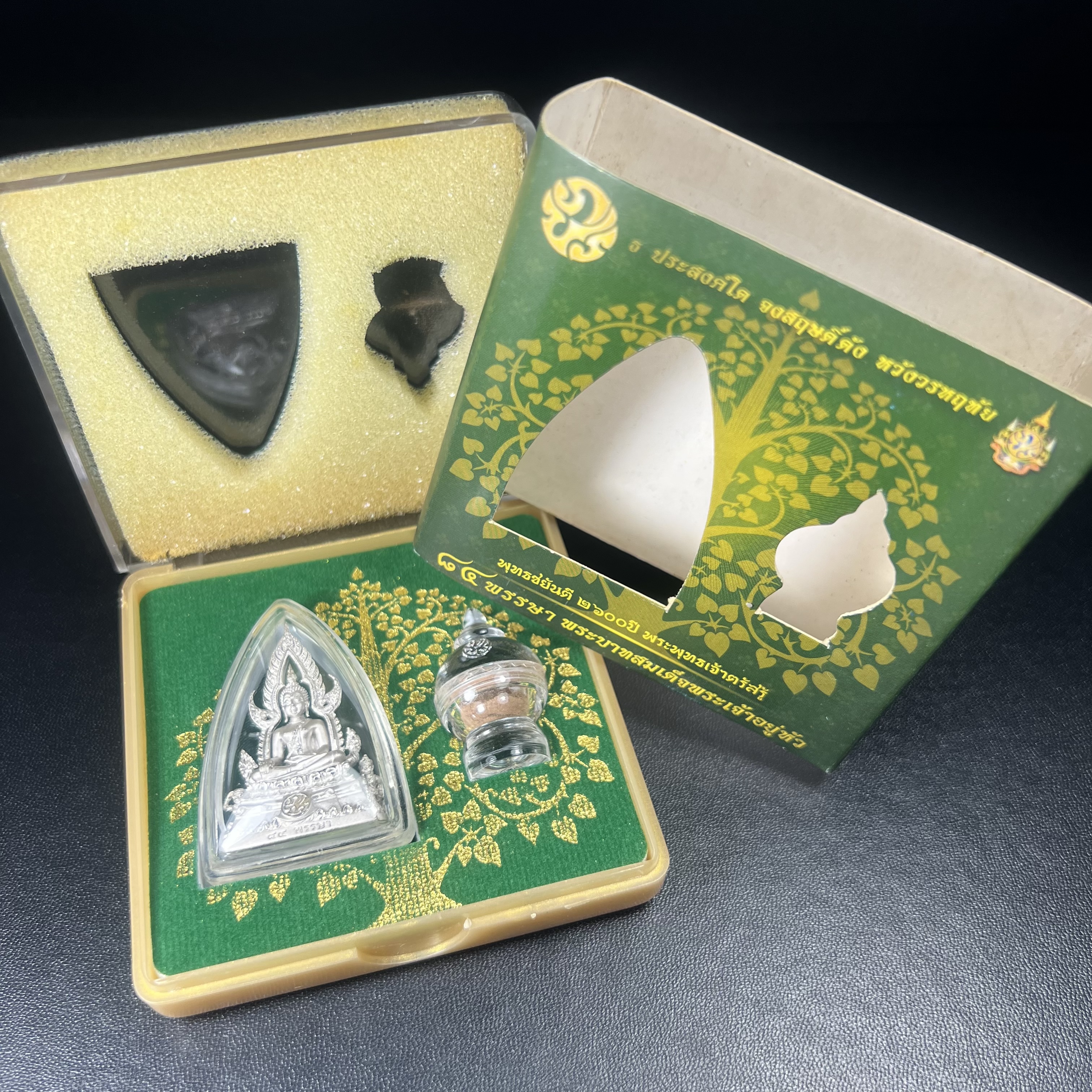 พระพุทธชินราช(จำลอง) ภปร. 84 พรรษา ปี 2554 เนื้อเงินชุบทองคำขาว พิมพ์กลางขนาดหน้าตัก 1/2 นิ้ว(พระราชทานมวลสาร จิตรลดาและเส้นพระเจ้า(เส้นผม)รัชกาลที่9)พุทธศิลป์ทรงคุณค่าอีกหนึ่งรุ่นยอดนิยม