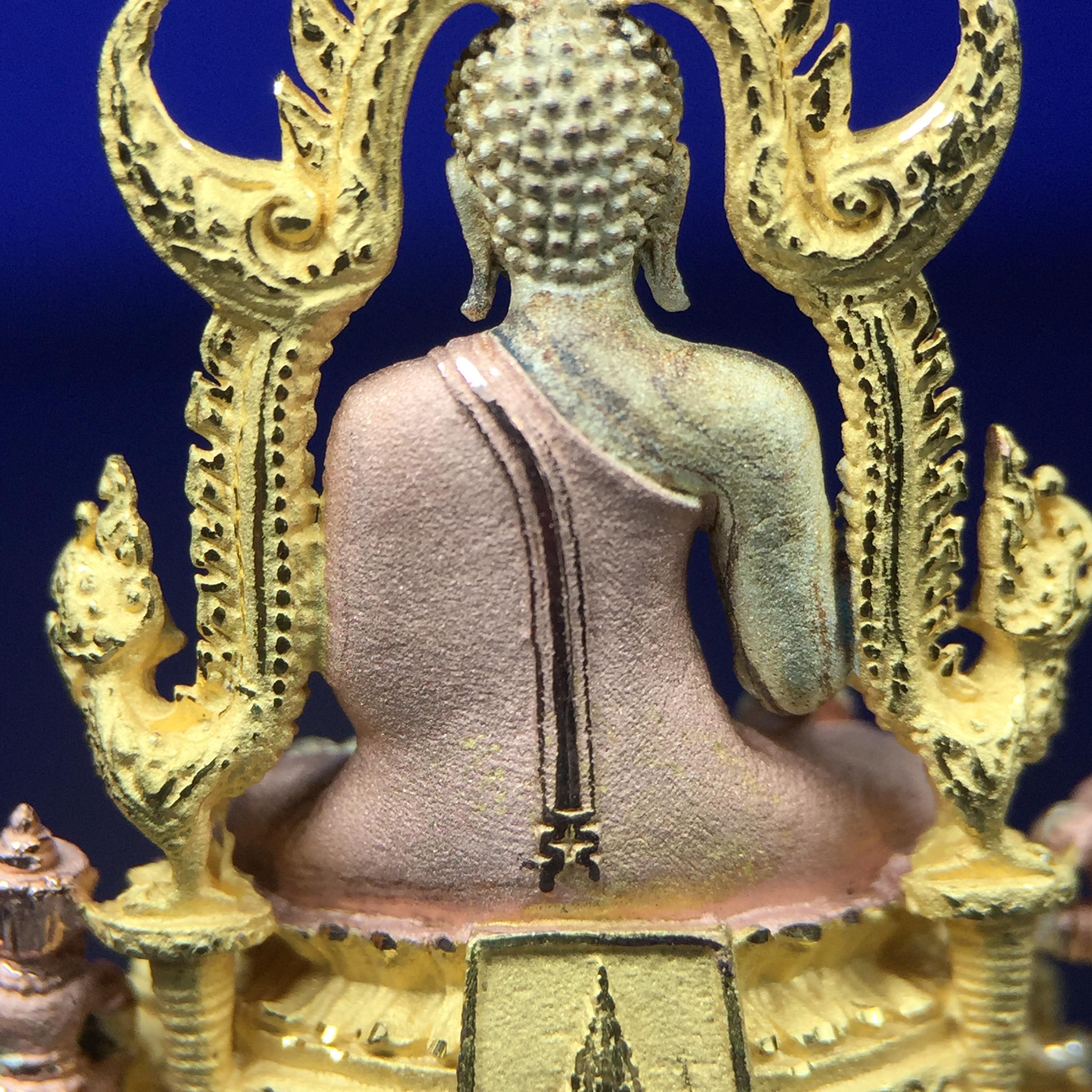 พระพุทธชินราช ภปร. ในวโรกาสพระราชพิธีมหามงคล เฉลิมพระชนมายุ6รอบ 5ธันวาคม2542 มูลนิธิพิทักษ์ดวงตาประชาชน จัดสร้าง เนื้อเงินบริสุทธิ์ 99.9% แบบสามกษัตริย์ขัดเงาบางส่วน พิมพ์ใหญ่ ขนาดสูง 3.4 ซม. พร้อมกล่องบรรจุเดิม