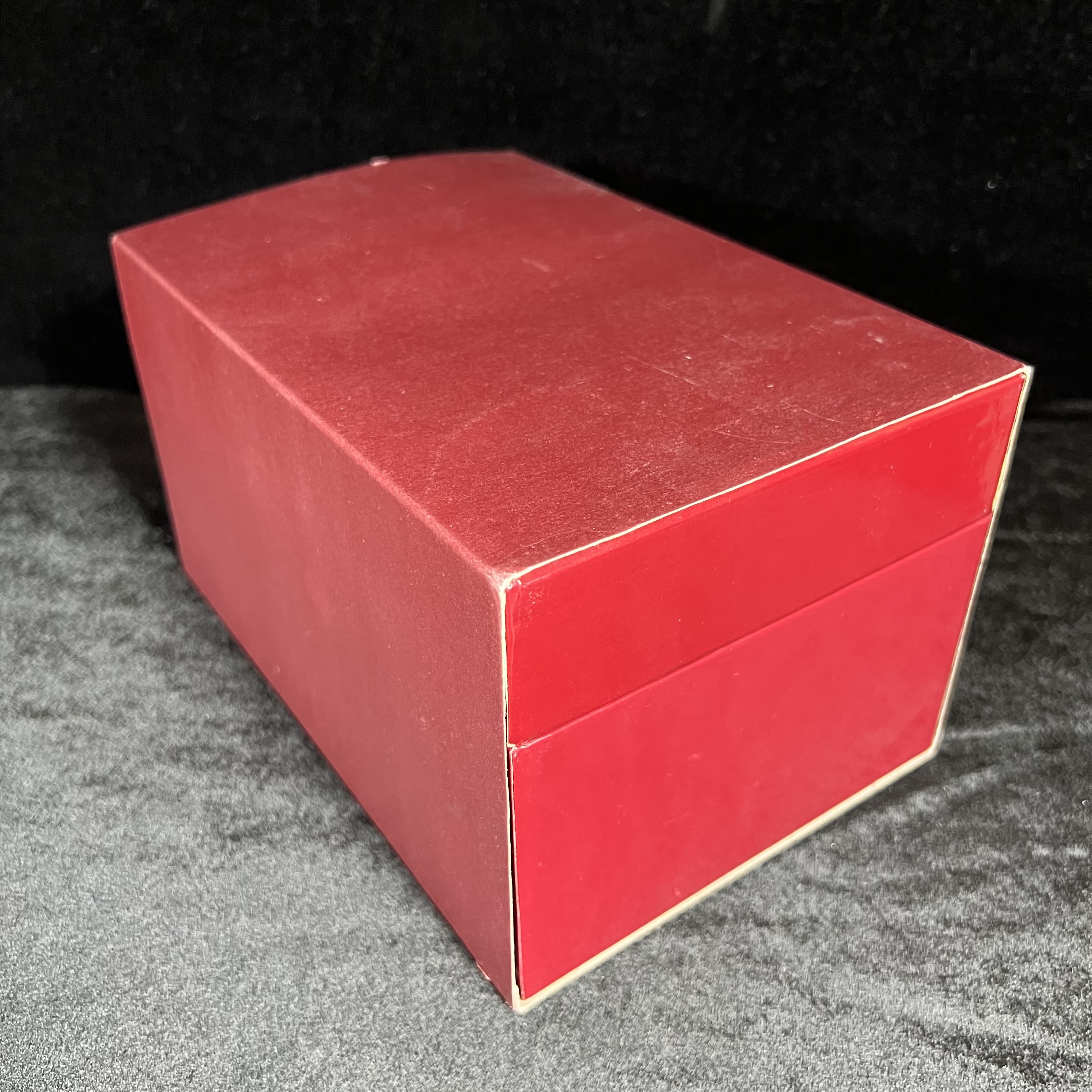 พระแก้วมรกต ภปร.(รุ่นแรก) ปี2545 รุ่นฉลองกรุงรัตนโกสินทร์ครบ 220 ปี หล่อลอยองค์ เนื้อเงินบริสุทธิ์99.9% ขนาดบูชา 50*90 มม. พร้อมฐานวางครอบแก้วเดิมกล่องบรรจุเดิมครบสมบูรณ์(สวยงามและหายากมาก)(1ใน3000องค์)