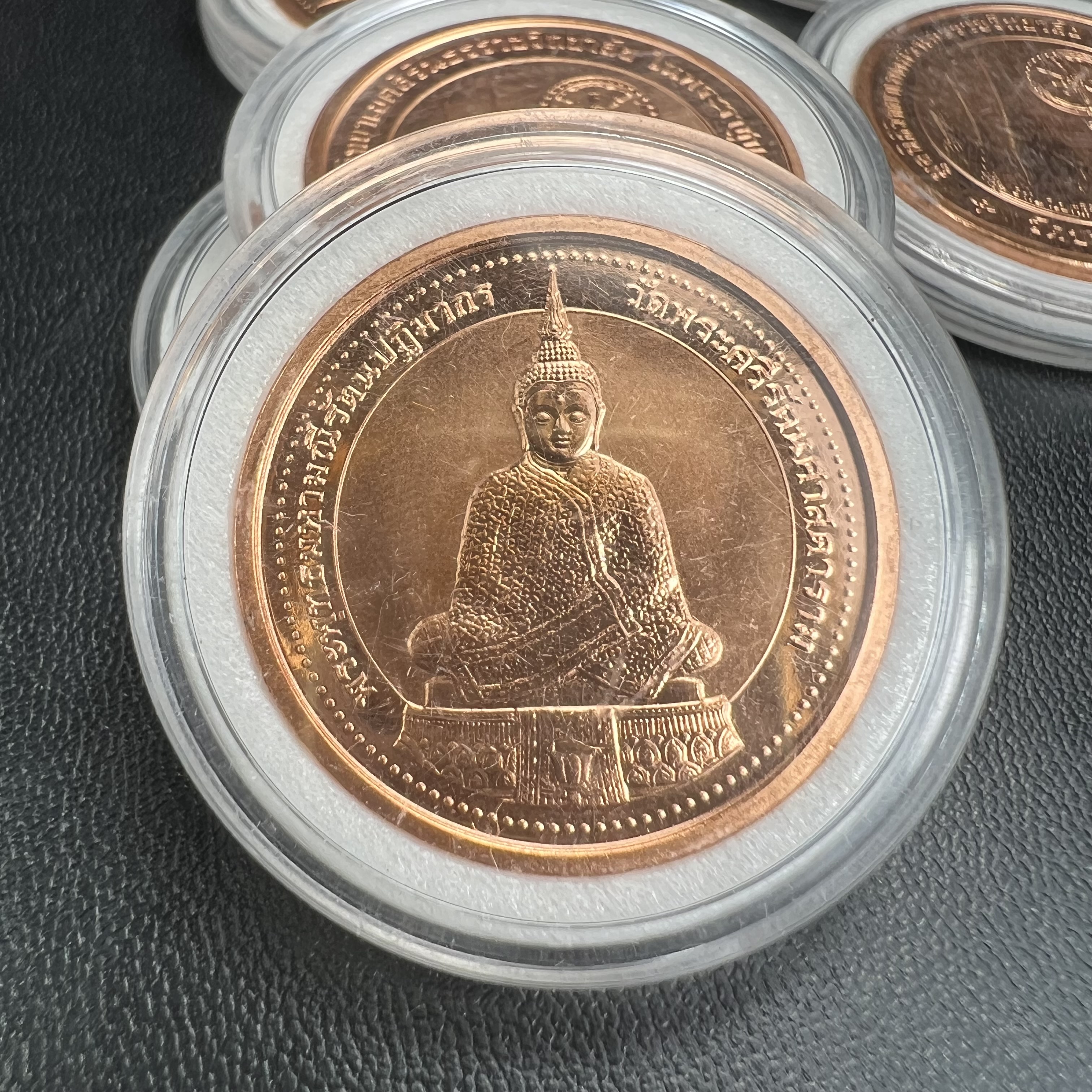 เหรียญพระแก้วมรกต ทรงเครื่องฤดูหนาว หลัง สธ.รุ่นเฉลิมพระเกียรติ ออกโดยมูลนิธิวิทยาเขตสิรินธรราชวิทยาลัย ในพระบรมราชูปถัมภ์ วัดบวรนิเวศวิหาร ปี 2538 เนื้อทองแดงบริสุทธิ์ 99.50% ขัดเงาสามมิติ ขนาด 2.7 ซม.ผลิตโดยโรงกษาปณ์ POB JOY MINT LTD.UK ประเทศอังกฤษ(เหร