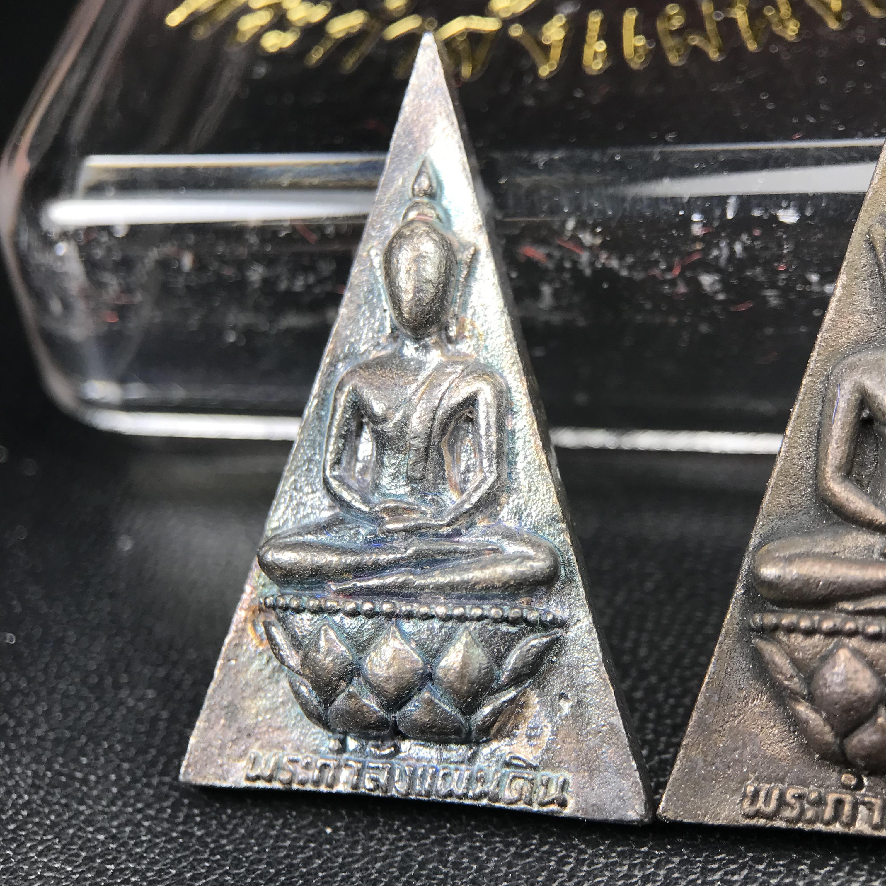 พระกำลังแผ่นดิน (สมเด็จจิตรลดา2) จัดสร้างเฉลิมพระเกียรติ ร.9 ครองราชย์ 50 ปี 2539 เนื้อเงิน(ผิวเดิมกลับดำ รุ้งๆสวย)+เนื้อนวโลหะ(สร้างน้อยหายาก)พร้อมกล่องบรรจุเดิมครบสมบูรณ์(1ใน2539องค์)