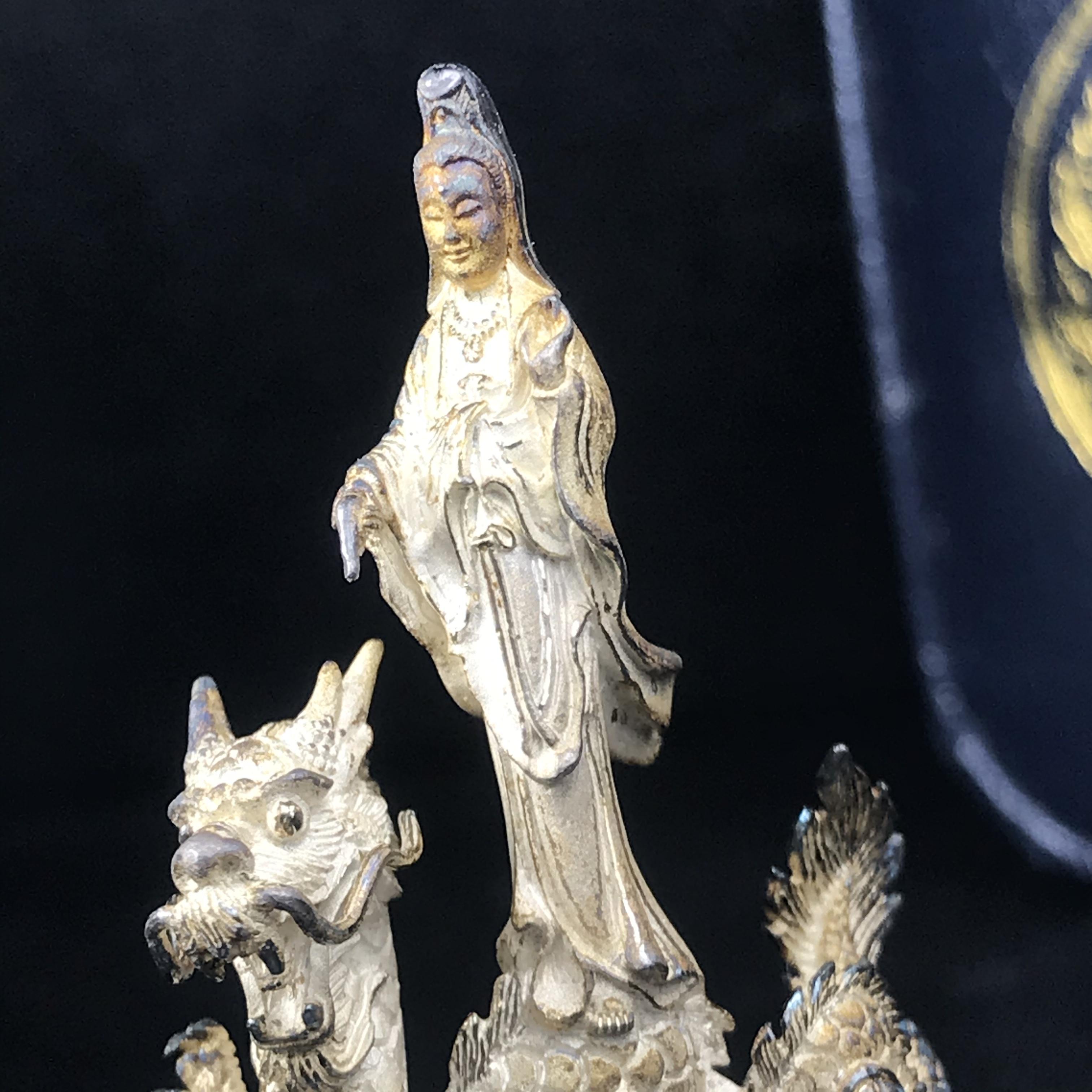 รูปหล่อลอยองค์พระโพธิสัตว์กวนอิม ทรงประทับมังกร จ.ระนอง เนื้อเงิน พิมพ์ใหญ่(สภาพผิวเดิม ขึ้นสีรุ้งธรรมชาติ แบบนิยม) เฉลิมฉลองในวโรกาสที่พระบาทสมเด็จพระเจ้าอยู่หัวทรงครองสิริราชสมบัติครบ 50 ปี จ.ระนอง พ.ศ.2539