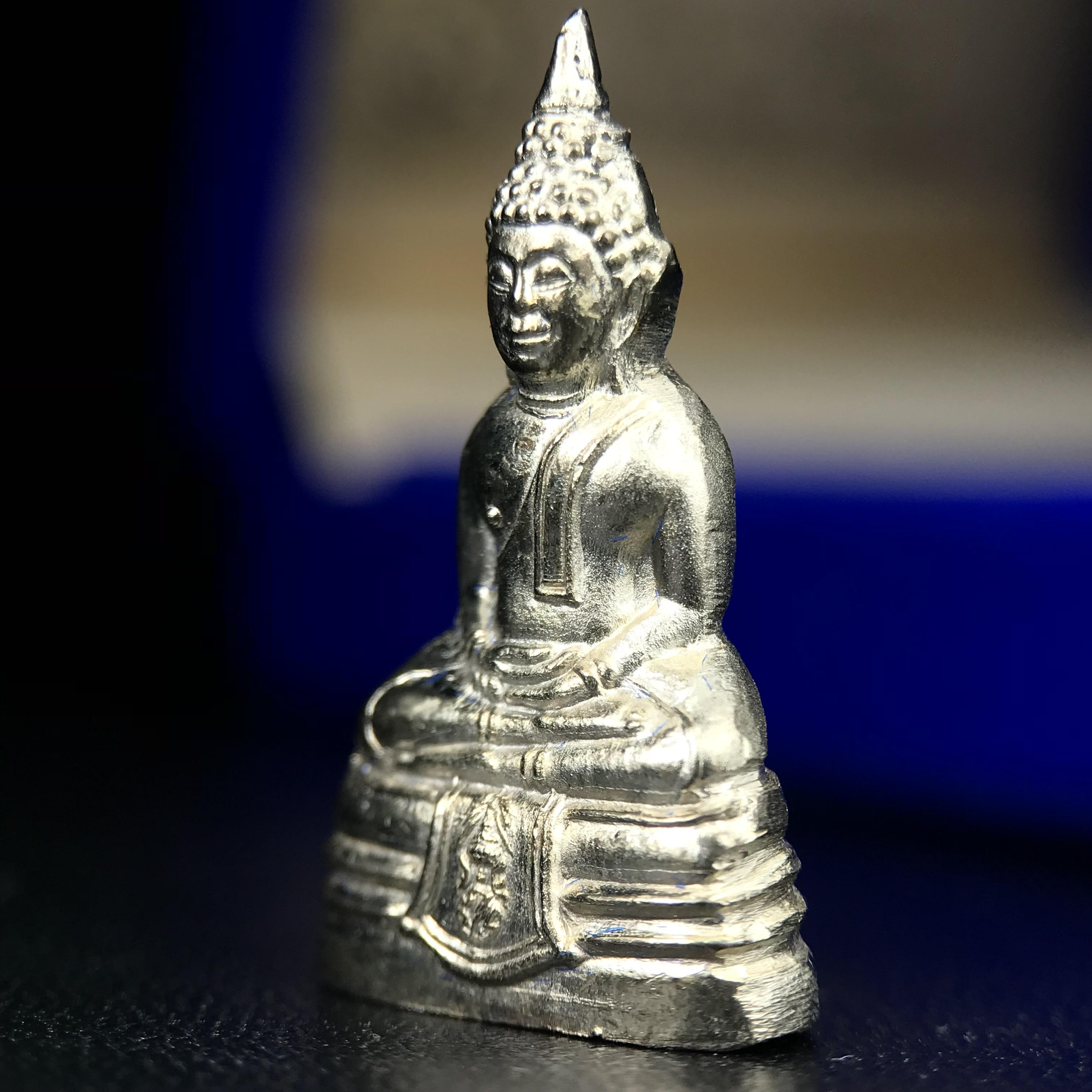 พระกริ่งหลวงพ่อโสธร ภปร. รุ่นกาญจนาภิเษก จัดสร้างในมงคลวโรกาสที่พระบาทสมเด็จพระเจ้าอยู่หัวรัชกาลที่9 เสด็จเถลิงถวัลย์สิริราชสมบัติ ครบ 50 ปี ในพุทธศักราช 2539 เนื้อเงิน(ผิวเดิมสวย)(พิธีใหญ่เข้มขลัง)1 ใน 9950 องค์