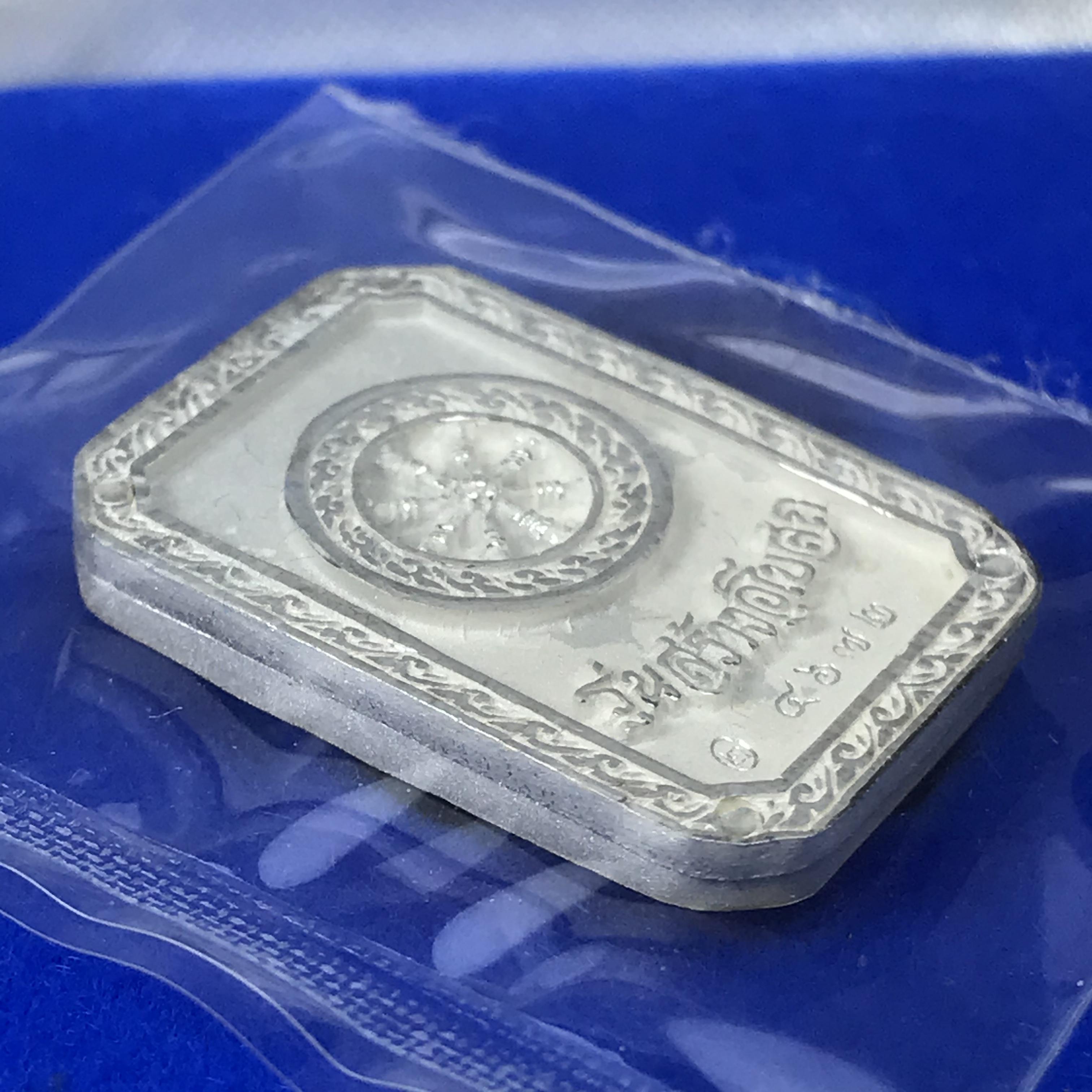 พระพุทธโสธร(หลวงพ่อโสธร) รุ่นสร้างอุโบสถ ปี2539 เนื้อเงิน พิมพ์แปดเหลี่ยม(หายาก) สภาพสวยผิวเดิมขึ้นน้ำทองสีรุ้งแบบนิยม กล่องบรรจุเดิมครบสมบูรณ์