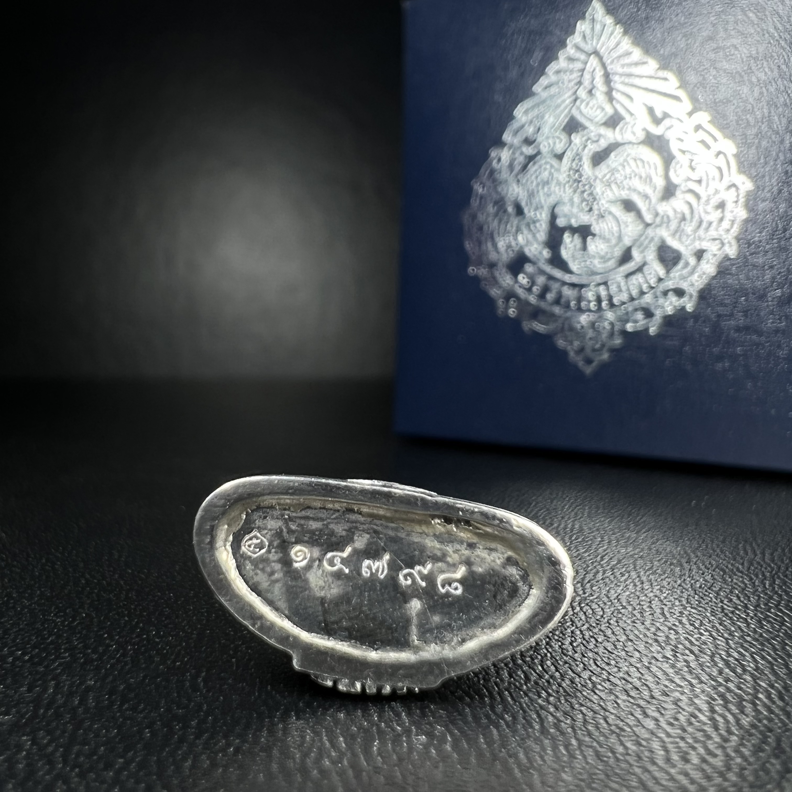 พระแก้วมรกต กรมสรรพสามิตจัดสร้างขึ้นเนื่องในโอกาสครบรอบ 64 ปีของกรมสรรพสามิต และเนื่องในวโรกาสที่พระบาทสมเด็จพระเจ้าอยู่หัวทรงครองราชย์ครบ 50 ปีในปีกาญจนาภิเษก เมื่อ พ.ศ.2539 เนื้อเงินรมดำขัดเงาพร้อมกล่องบรรจุเดิม