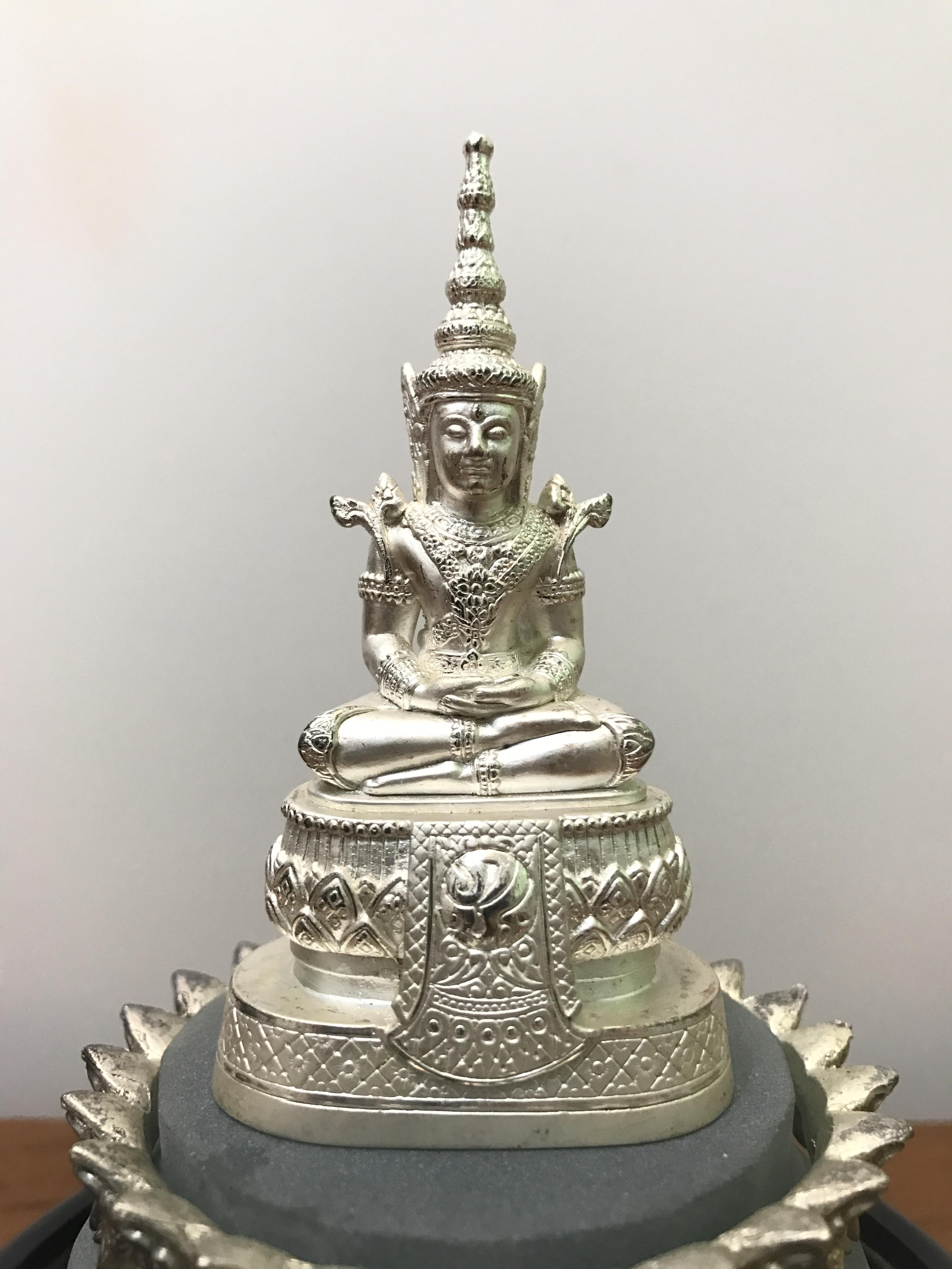 พระแก้วมรกต ภปร(รุ่นแรก) ปี45 รุ่นฉลองกรุงรัตนโกสินทร์ครบ 220 ปี หล่อลอยองค์ เนื้อเงิน ขนาดบูชา 50*90 มม. พร้อมฐานวางครอบแก้วเดิมครบสมบูรณ์(สวยงามและหายากมาก)