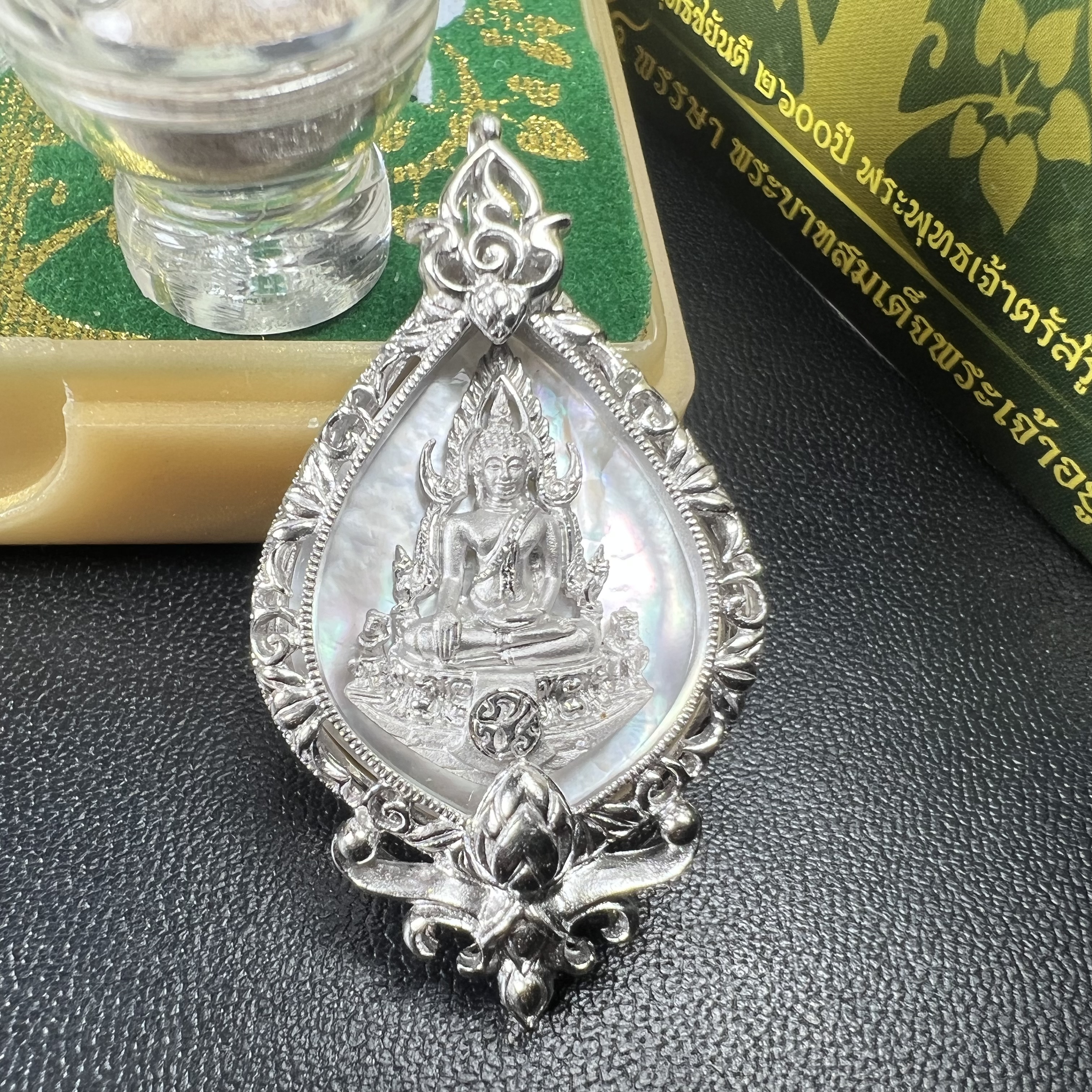 พระพุทธชินราช(จำลอง) ภปร. 84 พรรษา ทรงหยดน้ำ เนื้อเงินชุบทองคำขาว ขนาด 20*36 มม. (พระราชทานมวลสาร จิตรลดาและเส้นพระเจ้า(เส้นผม)รัชกาลที่9)งดงาม ทรงคุณค่า หายาก