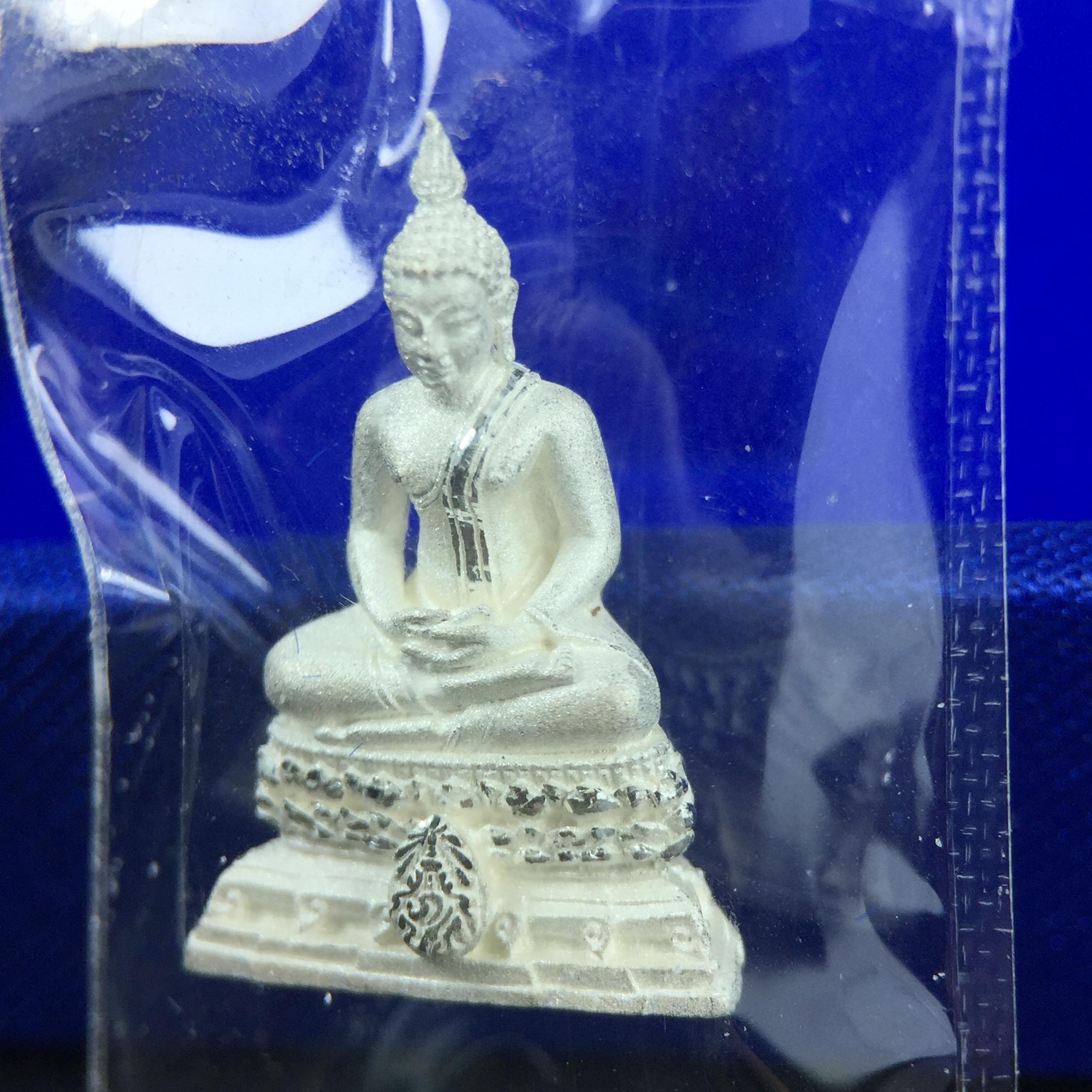 พระชัยวัฒน์พุทธสิหิงค์ ภปร. รุ่นสร้างหอพระธรรมศาสตร์ ปี2542 เนื้อเงิน(ผิวเดิม ซีนซองเดิม กล่องครบสวยสมบูรณ์) มหาพิธี 3วาระอันยิ่งใหญ่(ตอกโค๊ตและหมายเลข)1ใน 10000 องค์