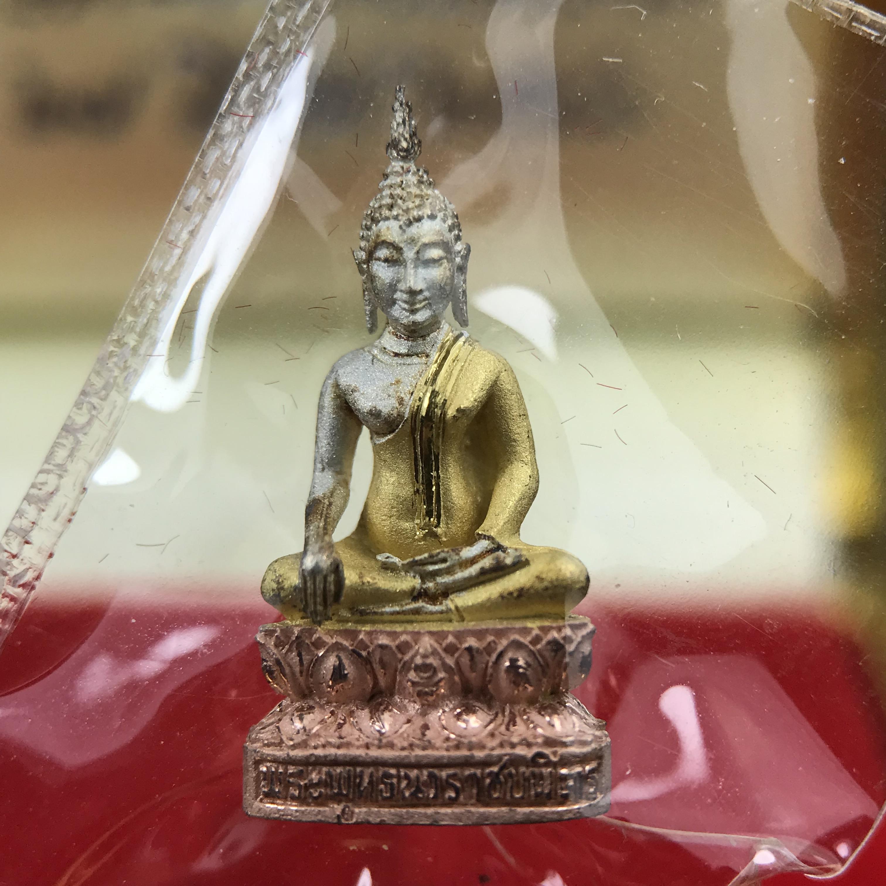 พระชัยวัฒน์พระพุทธนวราชบพิตร ครองสิริราชสมบัติครบ 50 ปี พ.ศ.2540 ขนาดสูง 1.9 ซม. เนื้อเงินสามกษัตริย์(ผิวเดิม)(ซีนซองเดิม) พร้อมกล่องบรรจุเดิมครบสมบูรณ์ 1ใน 9500 องค์(พุทธนวราชบพิตร นิมิตรหมายแห่งความสามัคคี ด้วยไมตรีแห่งองค์พระภูมิพล)