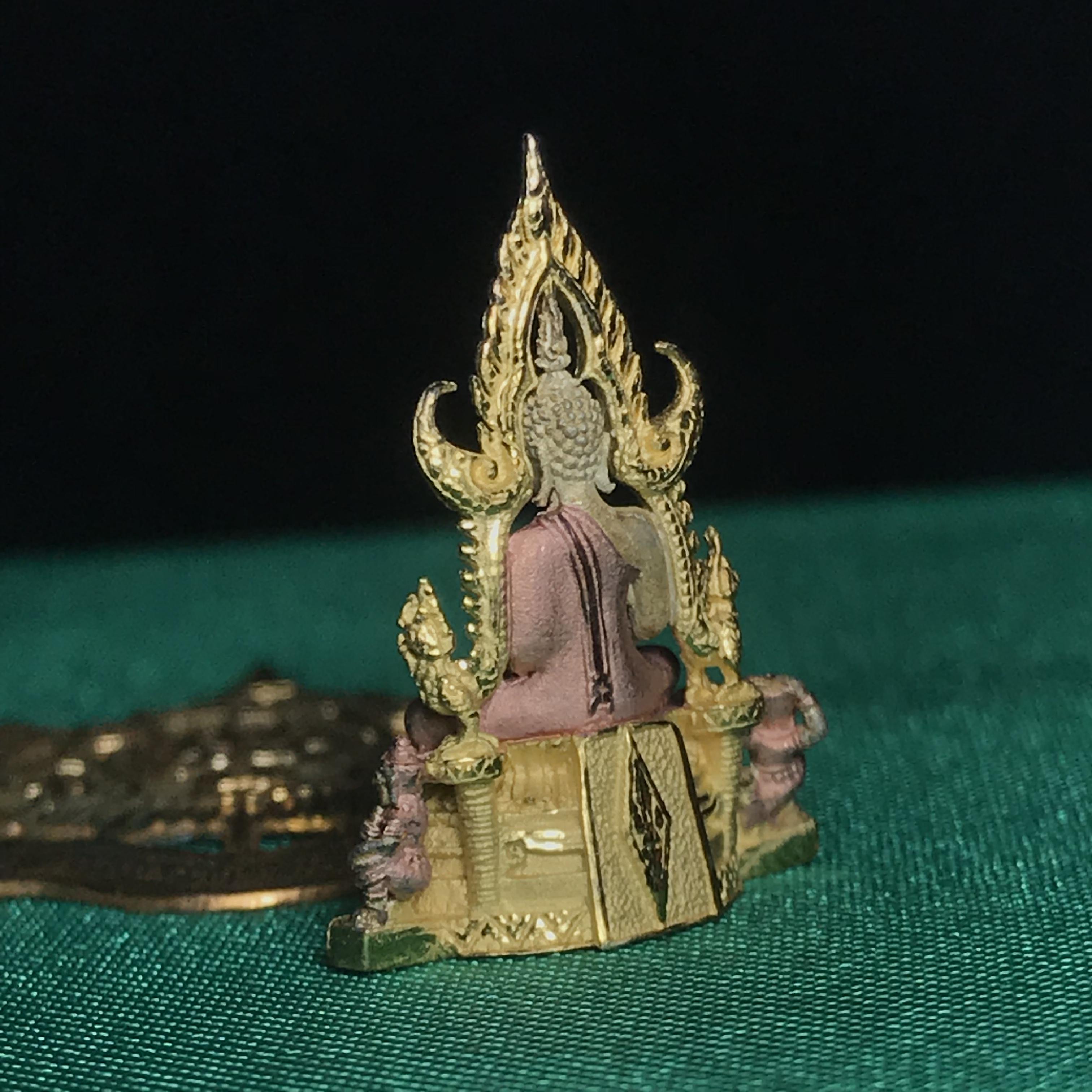 พระพุทธชินราช ภปร. ในวโรกาสพระราชพิธีมหามงคล เฉลิมพระชนมายุ6รอบ 5ธันวาคม2542) เนื้อเงินสามกษัตริย์ พิมพ์ขนาดกลาง พร้อมกล่องบรรจุ