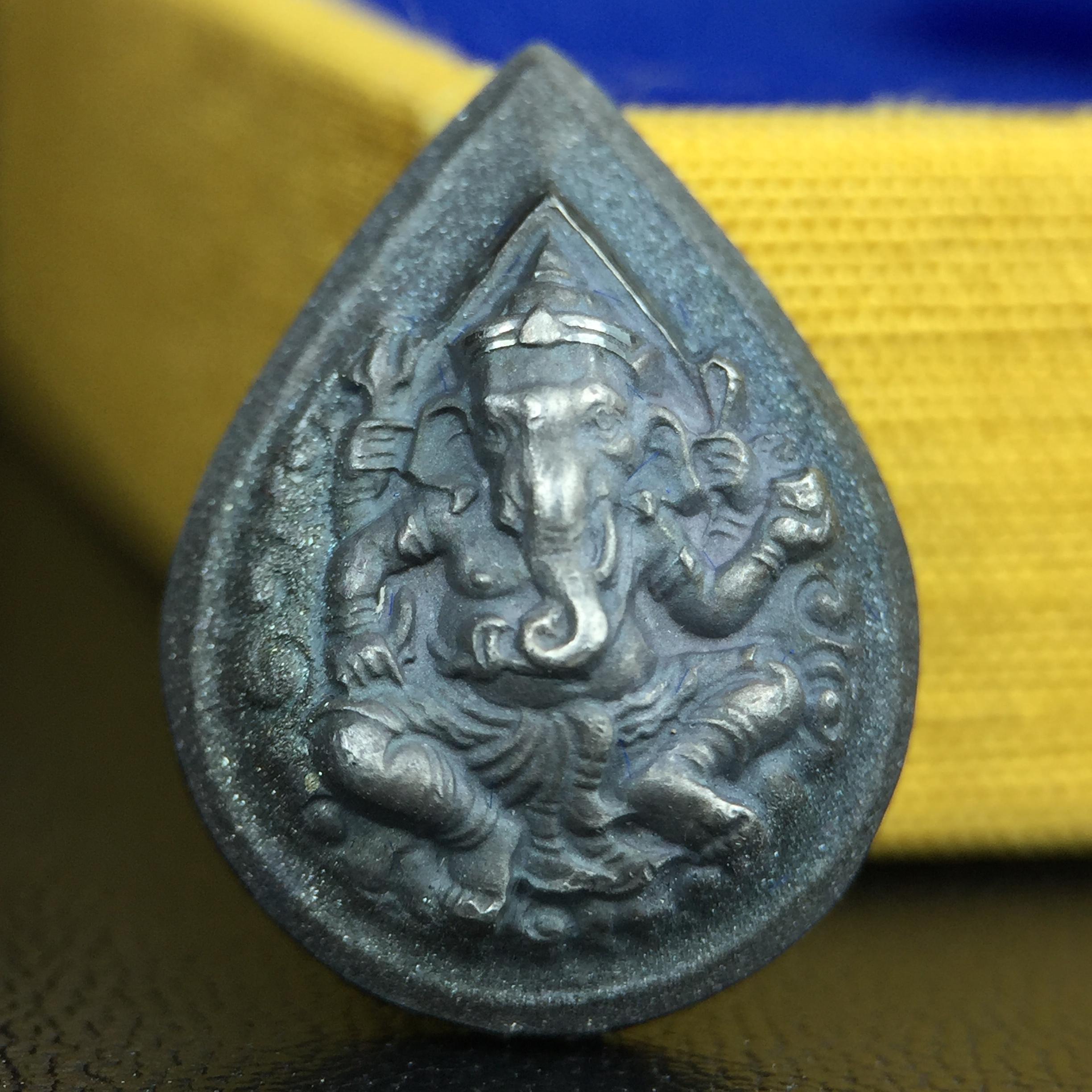 เหรียญพระพิฆเนศวร ญสส. ชุดกาญจนาภิเษกครองราชย์ 50 ปี พุทธศักราช 2538 พิมพ์เล็ก(1.9 ซม.) เนื้อเงินผิวเดิมกลับดำเข้มขลังงดงามธรรมชาติ สภาพสวยเดิมพร้อมกล่องบรรจุเดิม ตอกโค๊ดหมายเลขกำกับ(1ใน1000องค์)