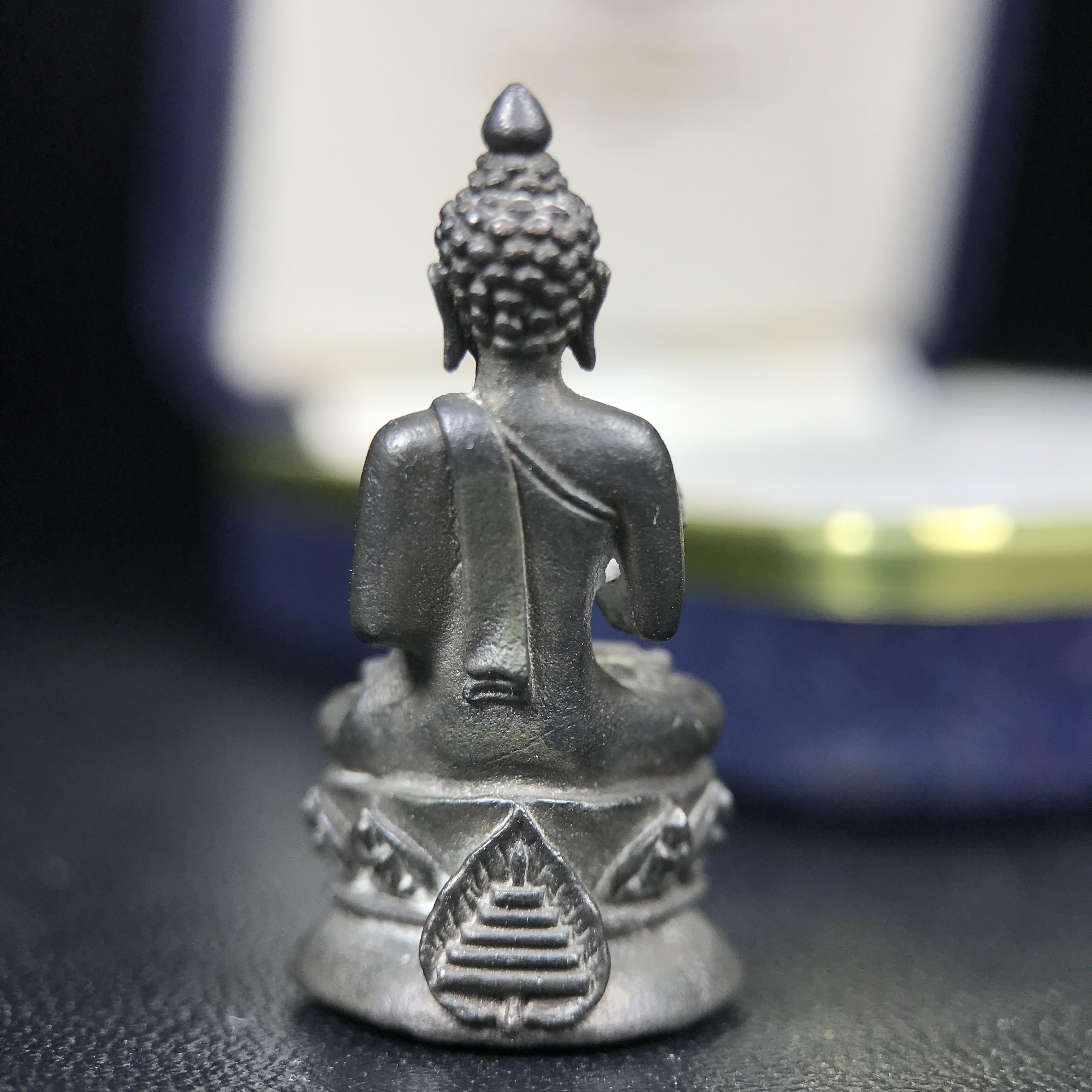 พระกริ่งปรมานุชิตชิโนรส วัดพระเชตุพนวิมลมังคลาราม(วัดโพธิ์) ปี 2533 เนื้อนวโลหะ ( ในหลวงรัชกาลที่9เสด็จเททอง)พิธีใหญ่ งดงามด้วยพุทธศิลป์เปี่ยมด้วยพุทธคุณ อีกหนึ่งรุ่นที่แนะนำสะสมบูชา(องค์หมายเลข 2583)เลขสวยผลรวมได้9...เจริญก้าวหน้าในทุกๆด้าน