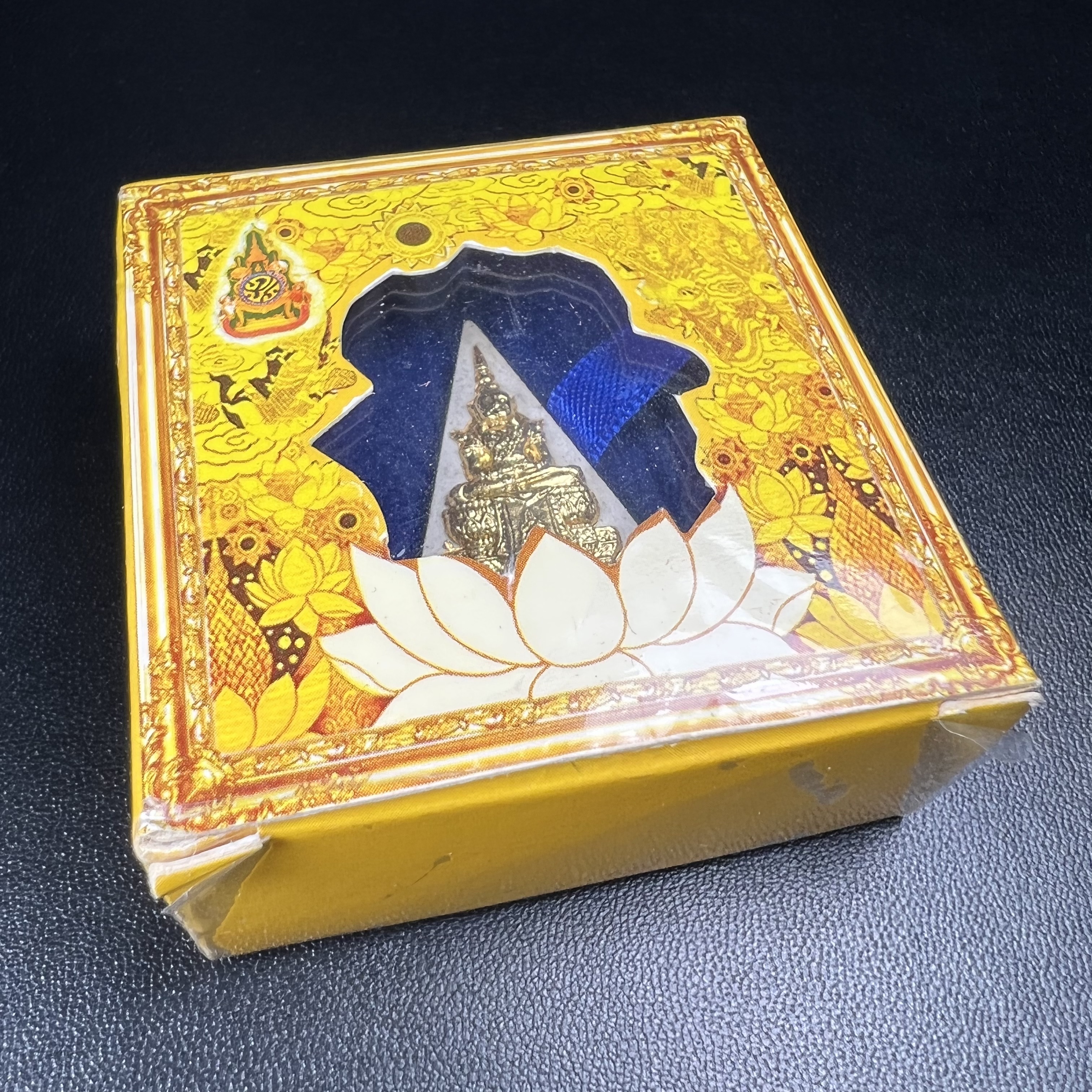 พระแก้วมรกต(จำลอง)ทรงเครื่องฤดูร้อน พระผงบูชา ด้านหน้าปิดทอง ด้านหลังตราสัญลักษณ์ฉลองสิริราชสมบัติครบ 60ปี เนื้อเงิน(รุ่นนี้ได้พระราชทานเส้นพระเจ้า(เส้นผม)รัชกาลที่9ในการจัดสร้าง)