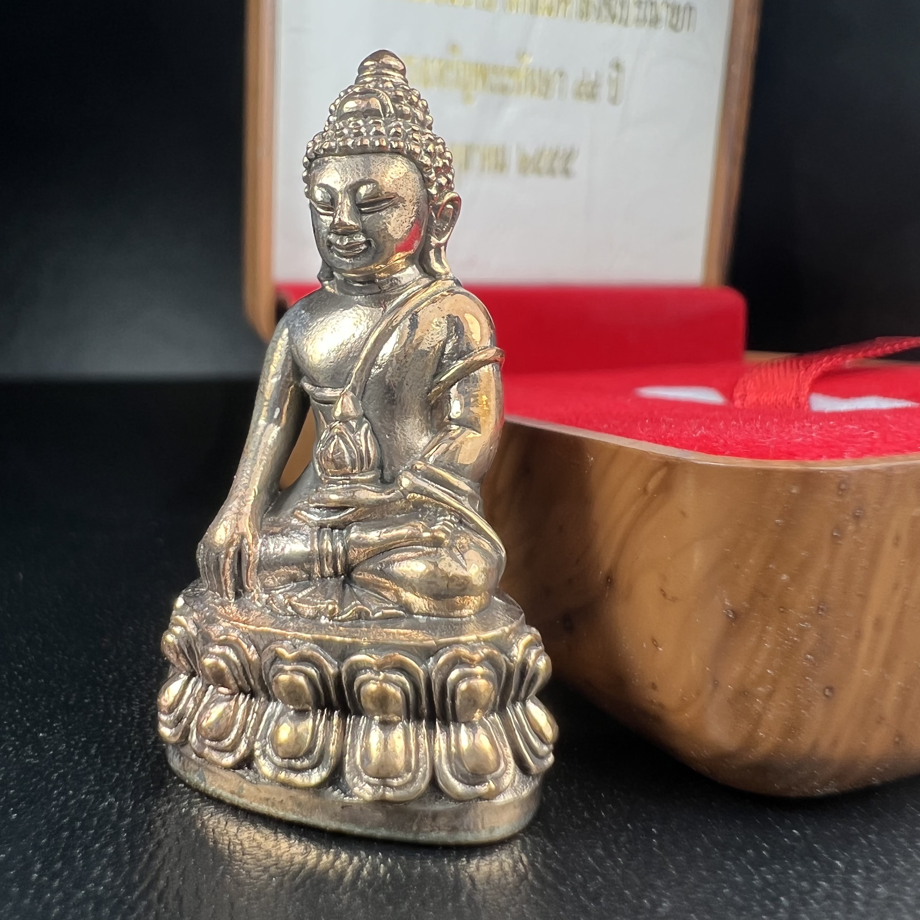 พระกริ่งที่ระลึก สมเด็จพระญาณสังวร สมเด็จพระสังฆราช สกลมหาสังฆปริณายก ทรงเจริญพระชันษา 99 ปี 3 ตุลาคม 2555 วัดบวรนิเวศวิหาร(ทรงพระราชทานใต้ฐานองค์พระกริ่งบรรจุเส้นพระเกศา)(1 ใน 999 องค์)