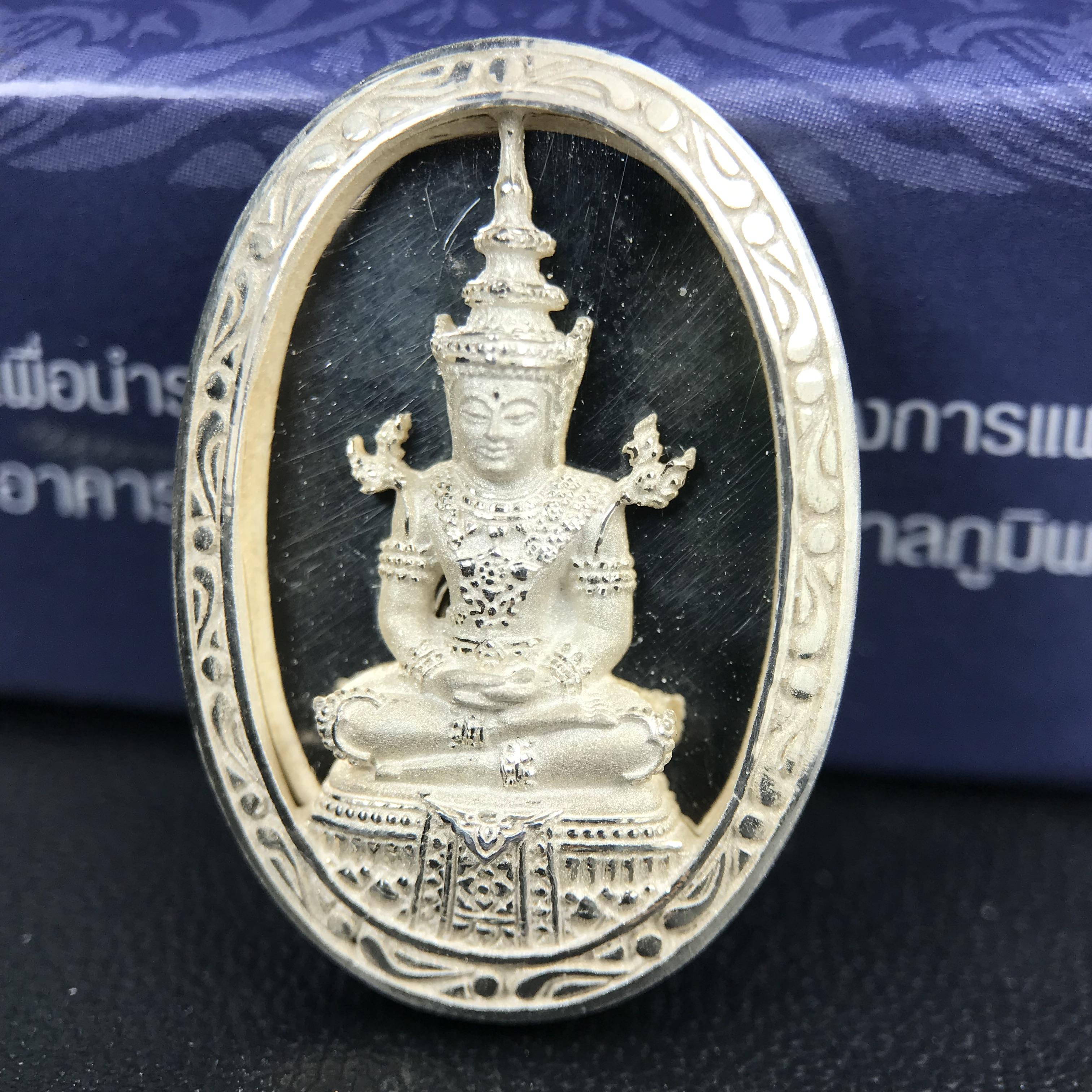 พระแก้วมรกต ภปร. ปี 2547 จัดสร้างโดยโรงพยาบาลภูมิพลอดุลยเดช เนื้อเงิน (3 กษัตริย์) เหรียญทรงกลมรี ขนาด 20*28 มม.พิธีมหามังคาภิเษก ณ พระอุโบสถวัดพระศรีรัตนศาสดาราม(วัดพระแก้ว) งดงามทรงคุณค่าอีกหนึ่งรุ่นยอดนิยม หายาก(องค์หมายเลข ๑๐๔๖)