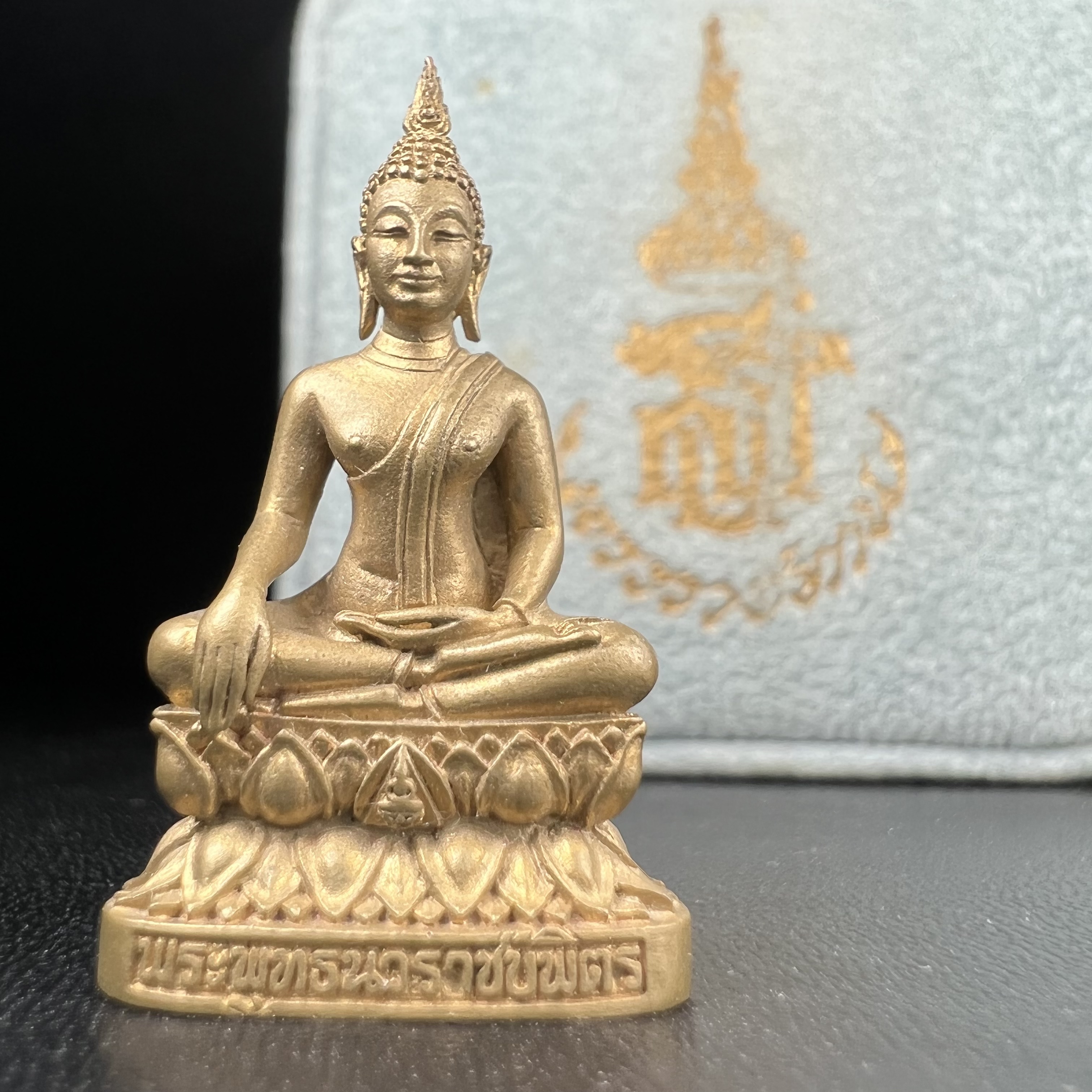 พระกริ่งพระพุทธนวราชบพิตร ครองสิริราชสมบัติครบ 50 ปี พ.ศ.2540 เนื้อทอง93 ชุดพระราชทาน(หายาก)