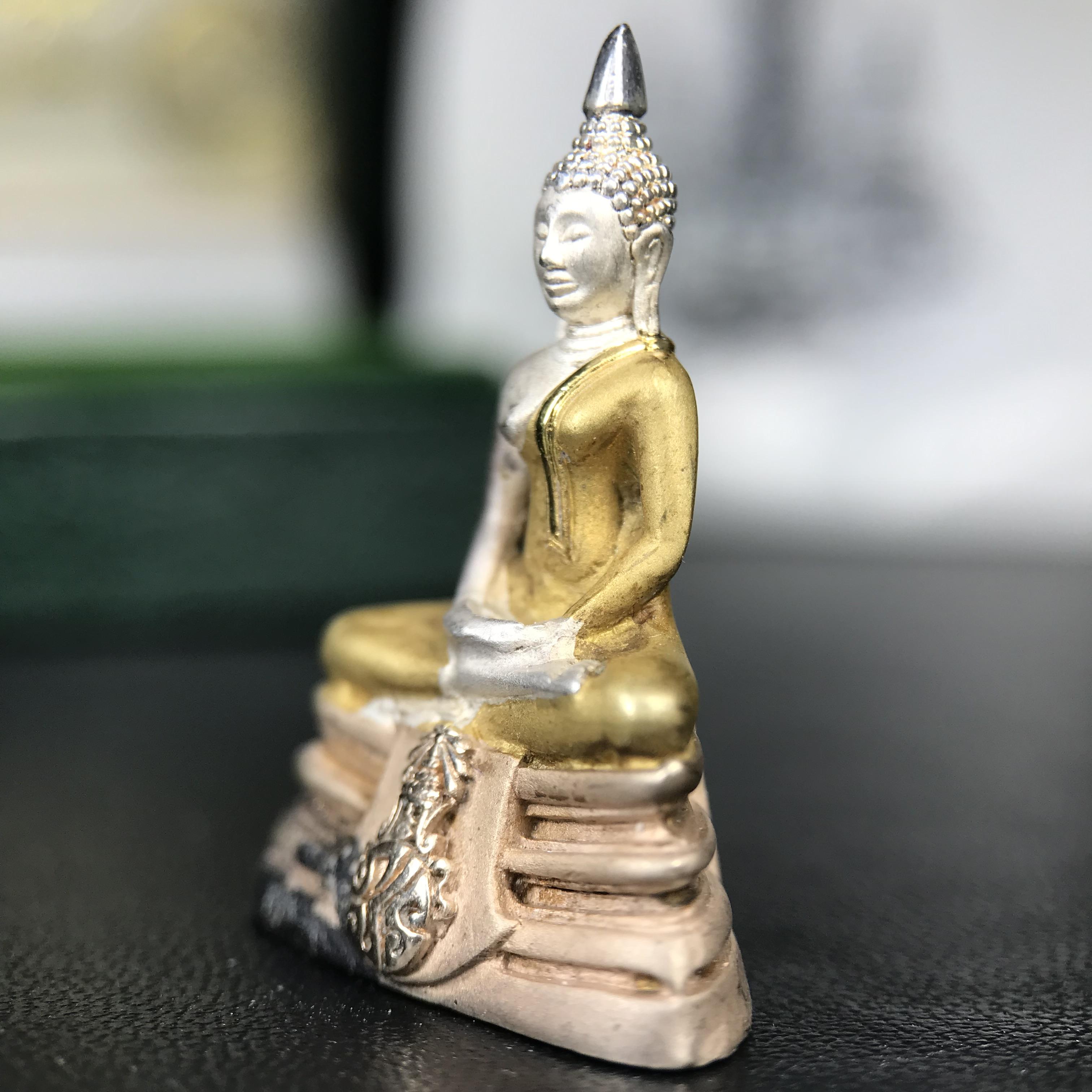 พระพุทธโสธร ภปร. รุ่นย้อนยุค สร้างพระอุโบสถ สมาคมชาวฉะเชิงเทรา จัดสร้าง ปี 2539 วโรกาสครองสิริราชสมบัติครบ 50 ปี เนื้อเงินชุบสามกษัตริย์ทรายนวลขัดเงาบางส่วน(สภาพผิวเดิม เก่าเก็บ) พร้อมกล่องบรรจุและใบรับรองเดิมครบ