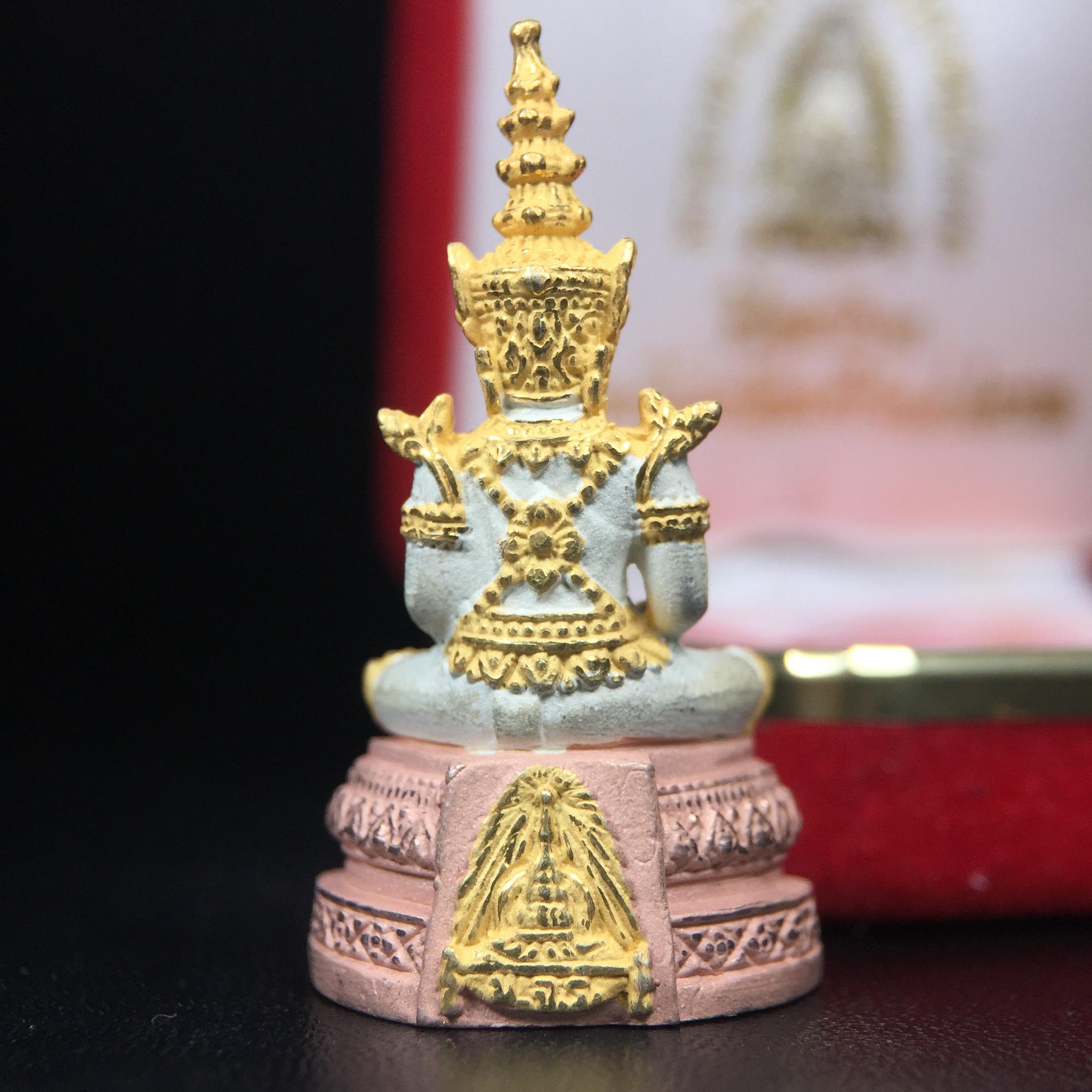 พระพุทธมหามณีรัตนปฏิมากร (พระแก้วมรกต) มหาจุฬาลงกรณราชวิทยาลัย(มจร.) วังน้อย พระนครศรีอยุธยา ปี 2543 พิธีมหาพุทธาภิเษก ณ วัดพระศรีรัตนศาสดาราม (วัดพระแก้ว) ในพระบรมมหาราชวัง เนื้อเงินสามกษัตริย์ (ตอกโค๊ตหมายเลข 181)