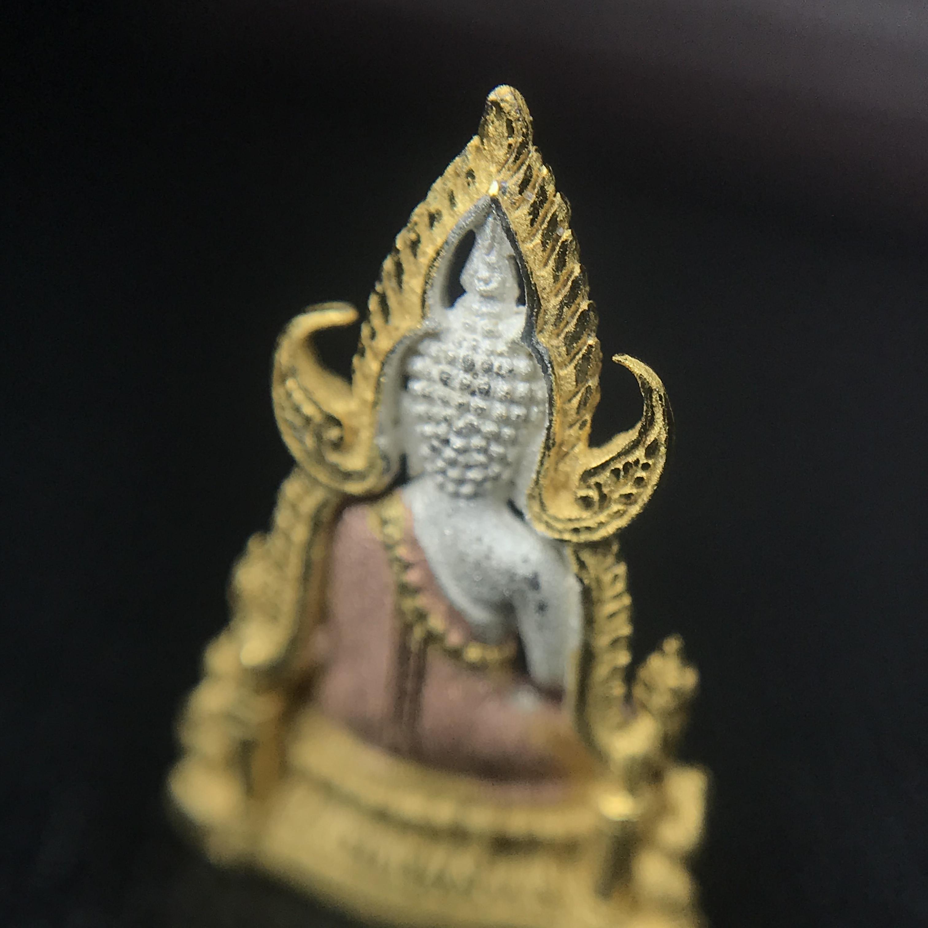 พระพุทธชินราช ภปร. โครงการ "เพราะแผ่นดินนี้ คือ แผ่นดินเกิด" ปี2548(รุ่นแรก) ลอยองค์ หน้าตัก 1/4 นิ้ว เนื้อเงินสามกษัตริย์(สภาพคัดสวย กล่องบรรจุเดิมครบ)