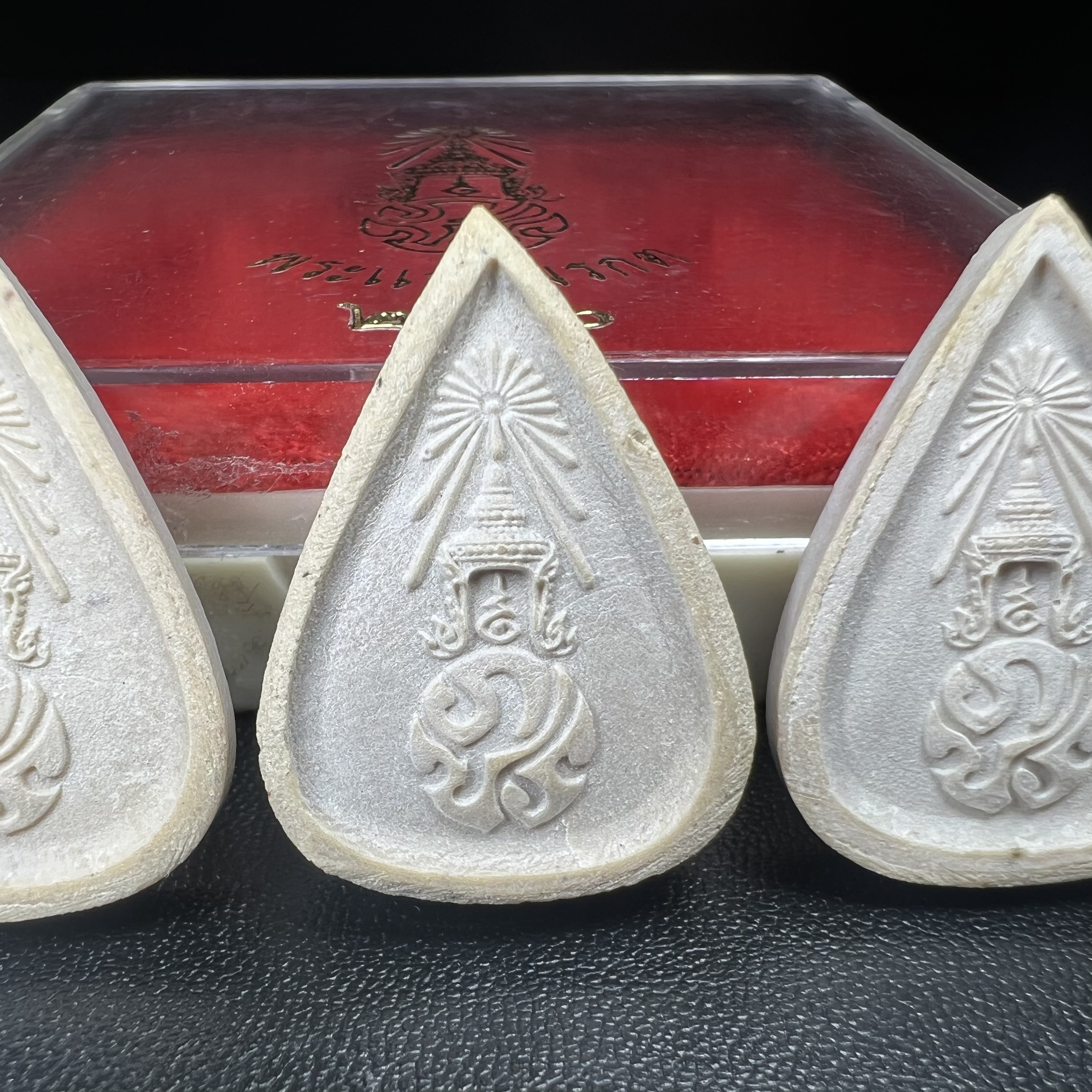 พระแก้วมรกต หลัง ภปร. เนื้อผง ปี2530 พระดี พิธีใหญ่ ประกอบพิธีพุทธาภิเษกพร้อมกับพิธีพระกริ่งปวเรศ ปี2530 วัดบวรนิเวศและวัดพระแก้ว(ครบชุดสามฤดูกล่องเดิมครบ)หายาก