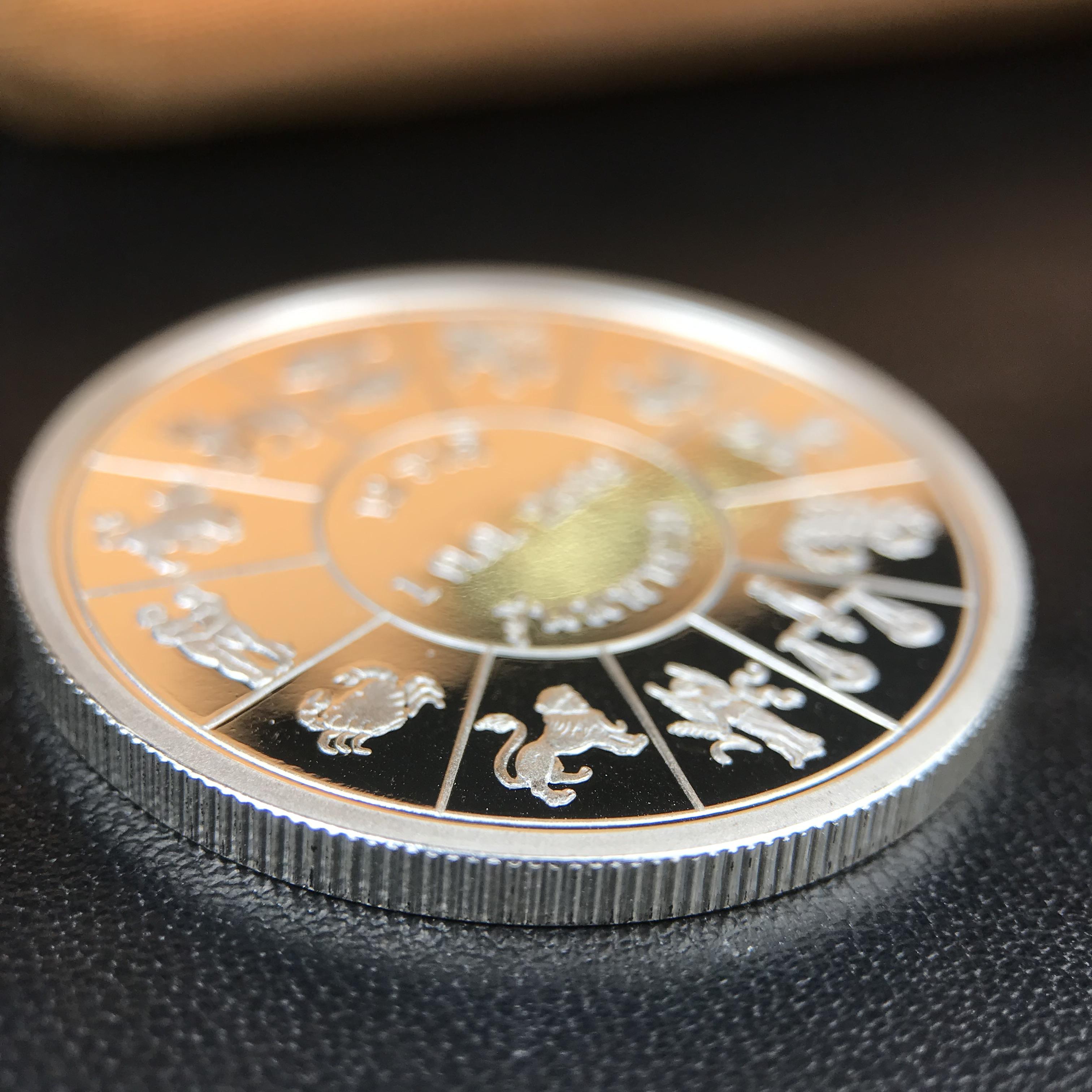 เหรียญรัชกาลที่ 5 หลัง 12 นักษัตริย์ รุ่นมหาลาภ ปี 2539 เนื้อเงินขัดเงา บล็อกนอก(เพิร์ธ)ออสเตรเรีย ขนาด 3.2 ซ.ม. กล่องบรรจุเดิมครบสมบูรณ์สวยงาม พิธีพุทธาภิเษก ณ.พระอุโบสถ วัดพระแก้ว สมเด็จพระญาณสังวร สมเด็จพระสังฆราช เป็นประธานพิธี