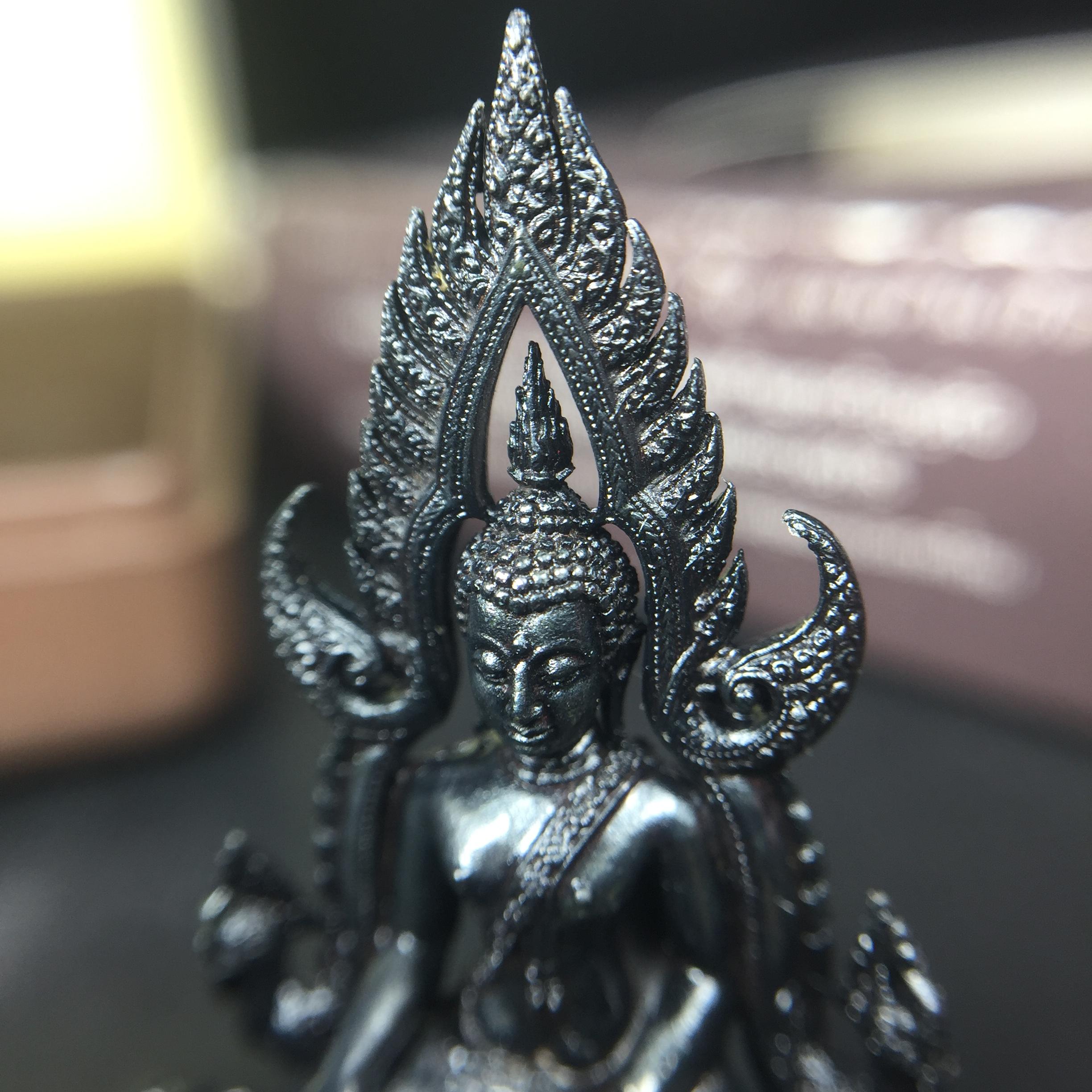 พระพุทธชินราช ภปร. โครงการ "เพราะแผ่นดินนี้ คือ แผ่นดินเกิด" ปี2548(รุ่นแรก) ลอยองค์ หน้าตัก 1/2 นิ้ว เนื้อเงินรมดำ