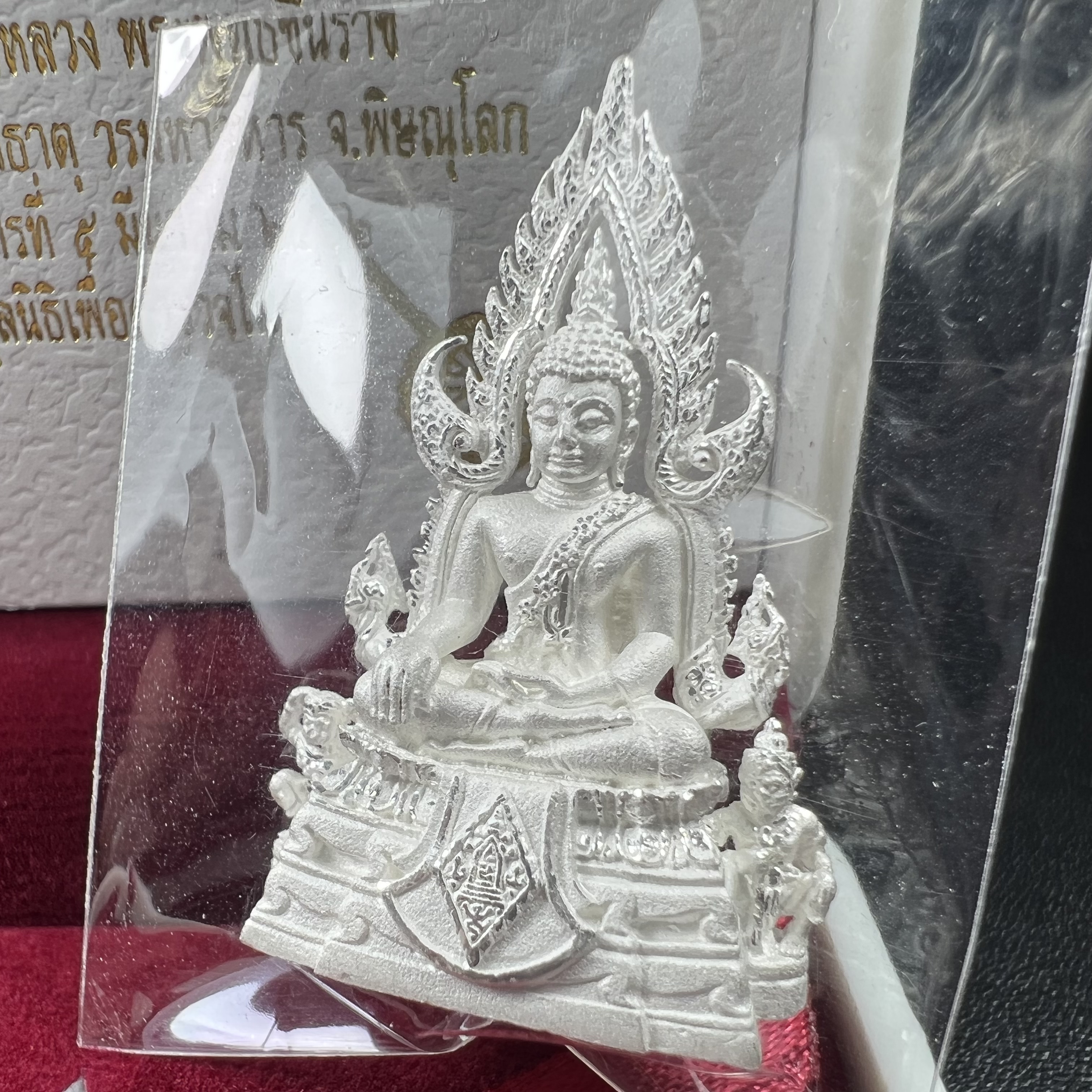 พระพุทธชินราช รุ่น ประวัติศาสตร์ มูลนิธิเพื่อตำรวจไทยจัดสร้าง ปี 2562 เนื้อเงินขัดเงา พิมพ์พระพุทธชินราช ลอยองค์ แบบจิวเวอร์รี่(ขนาดสูง 3.5 ซม.) (สภาพ สวย ซีนซองเดิม กล่องบบรรจุเดิมครบสมบูรณ์)