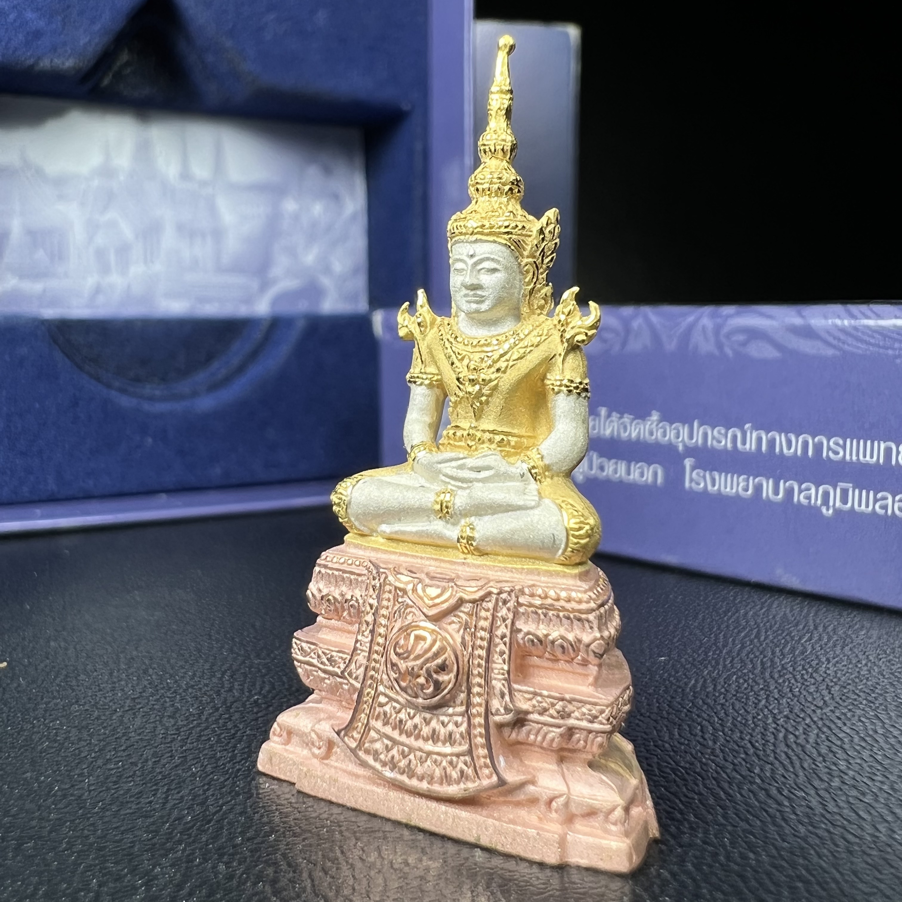 พระแก้วมรกต ภปร. ปี2547 จัดสร้างโดย รพ.ภูมิพลฯ เนื้อเงิน (3 กษัตริย์)ลอยองค์ หน้าตัก 1/2 นิ้ว งดงามทรงคุณค่าอีกหนึ่งรุ่นยอดนิยม หายาก