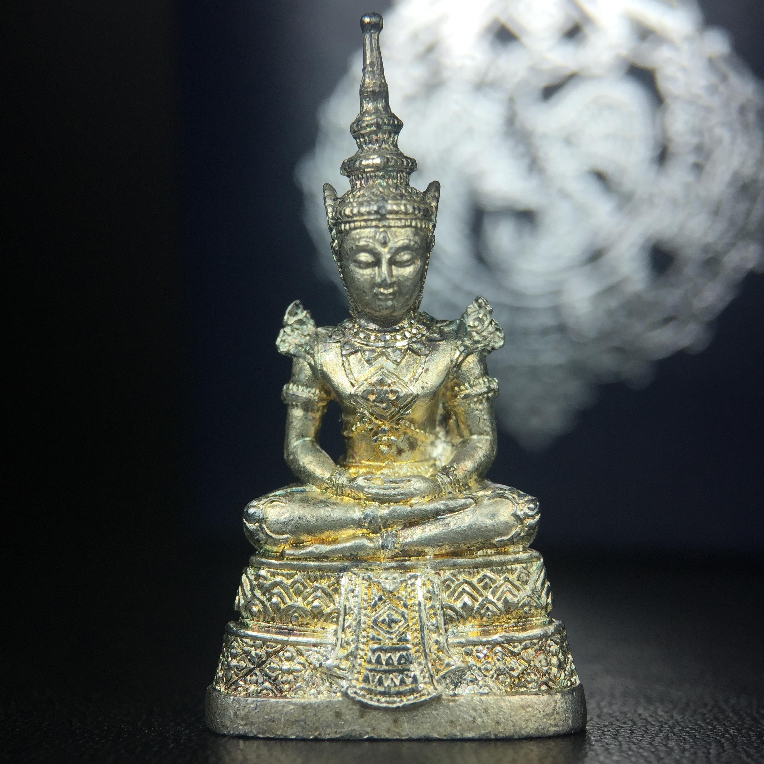 พระแก้วมรกต กรมสรรพสามิตจัดสร้างขึ้นเนื่องในโอกาสครบรอบ 64 ปีของกรมสรรพสามิต และเนื่องในวโรกาสที่พระบาทสมเด็จพระเจ้าอยู่หัวทรงครองราชย์ครบ50ปีเมื่อ พ.ศ.2539 เนื้อเงินทรายนวลขัดเงา(ผิวเดิมๆขึ้นสีรุ้งธรรมชาติสวย(สเน่ห์พระเนื้อเงินสีสันที่ธรรมชาติสรรค์สร้าง)