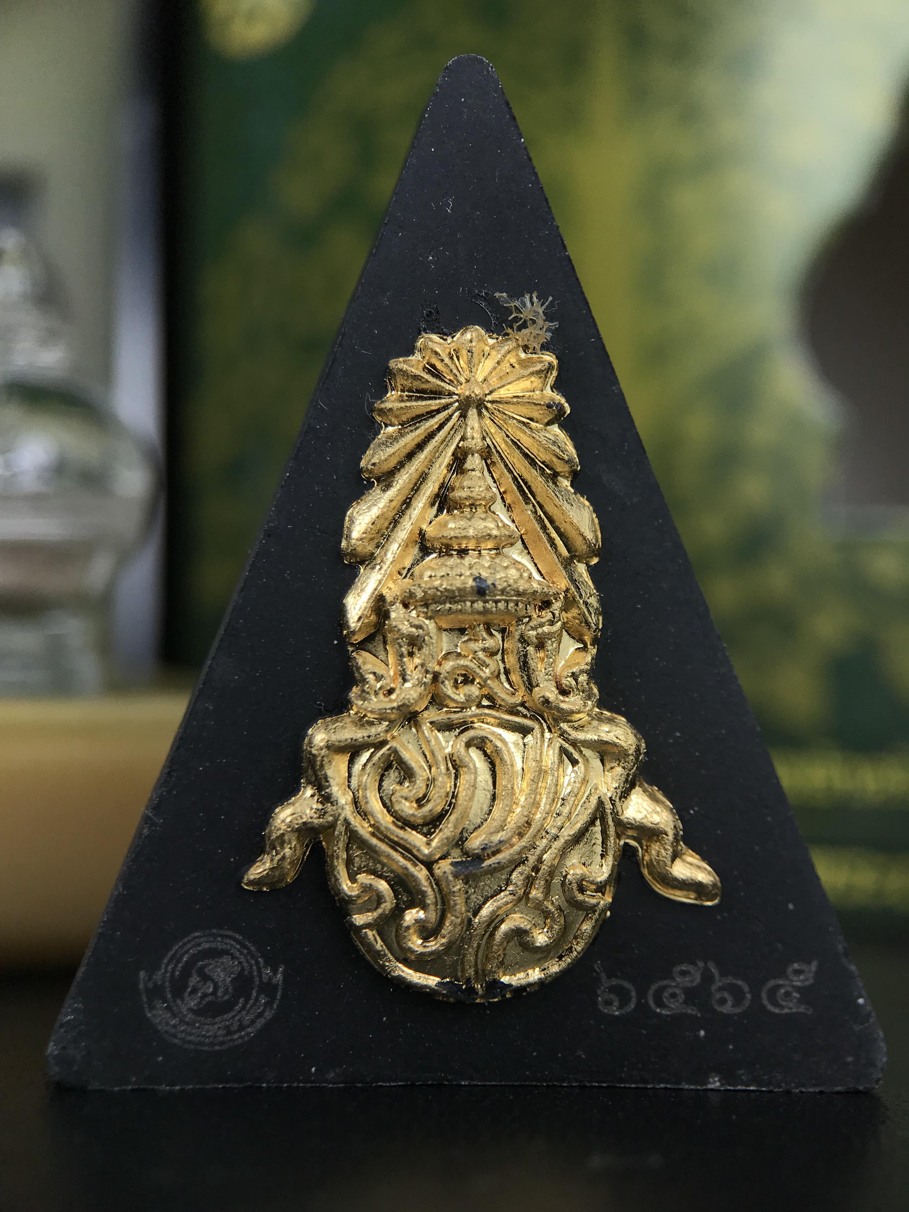 พระพุทธชินราช(จำลอง)ภปร. 84พรรษา เนื้อผงปิดทองด้านหน้า หลัง ภ.ป.ร. ยิงทอง(พระราชทานมวลสาร จิตรลดาและเส้นพระเจ้า ร.9(เส้นผม))ทรงคุณค่าอีกหนึ่งรุ่นยอดนิยม