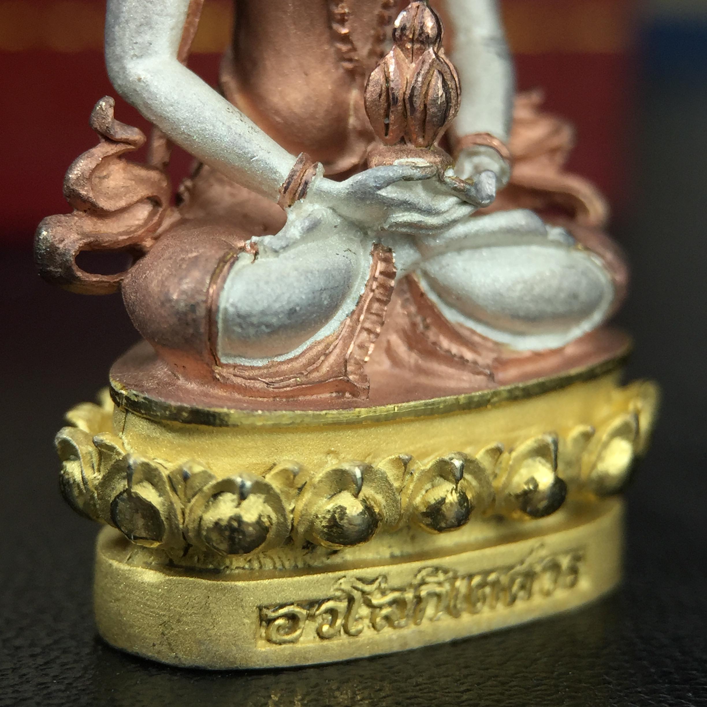 พระกริ่งอวโลกิเตศวร ( เจ้าแม่กวนอิม ) วัดโพธิ์แมนคุณาราม เนื้อเงิน 3 กษัตริย์ พ่นทราย รุ่นอุดมโภคทรัพย์ พ.ศ.2539(ผิวสวยเดิมพร้อมกล่องบรรจุการ์ดใบรับรองเดิมครบ) (อีกหนึ่งรุ่นยอดนิยม พุทธศิลป์สวยงดงาม)