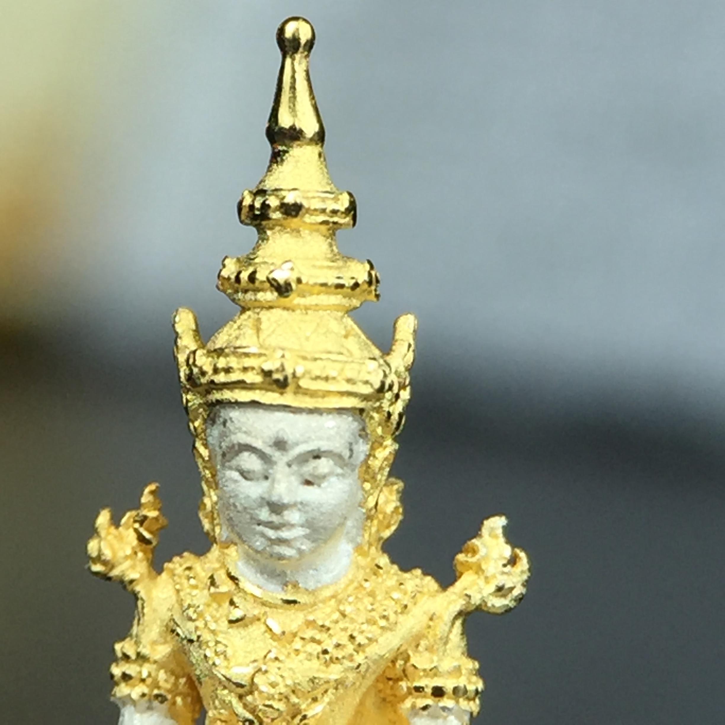 พระแก้วมรกต(จำลอง)ลอยองค์ ขนาดหน้าตัก 1/4 นิ้ว ทรงเครื่องฤดูร้อน เนื้อเงินสามกษัตริย์ ตราสัญลักษณ์ฉลองสิริราชสมบัติครบ 60 ปี พ.ศ.2549(สภาพสวย ครบ สมบูรณ์)