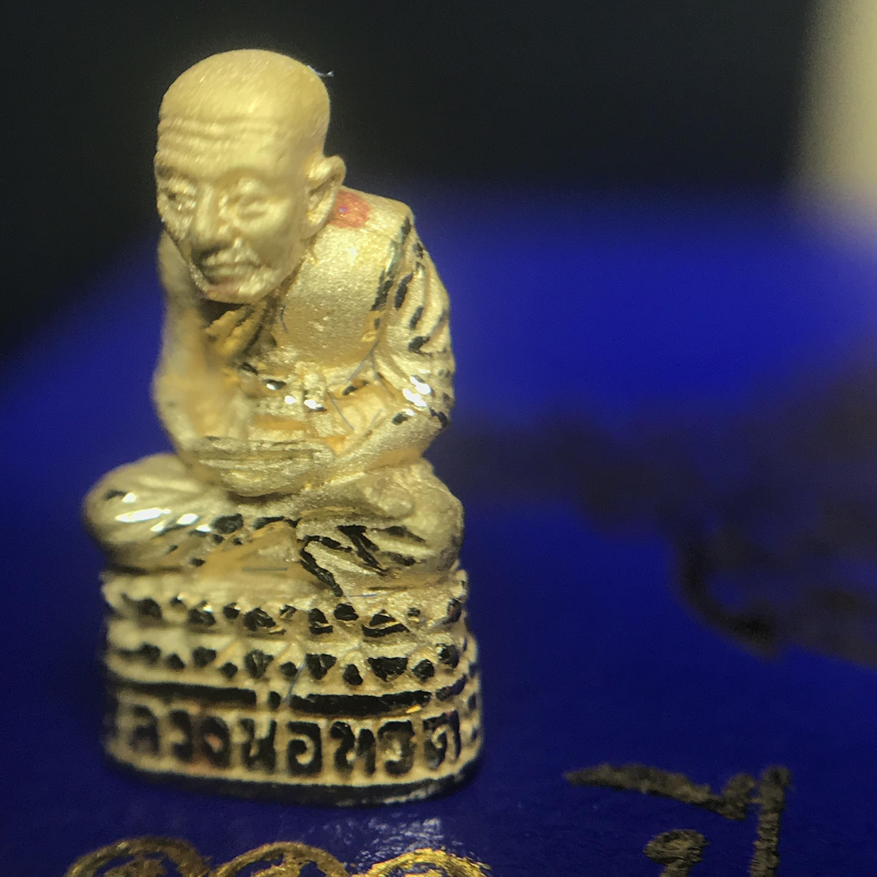รูปหล่อลอยองค์หลวงปู่ทวด รุ่น 111ปี กระทรวงกลาโหม เนื้อทองคำพิมพ์เล็ก สร้างด้วยเนื้อทองคำบริสุทธิ์ 99.99% ปี2540 พิธีใหญ่ นิยม สภาพสวยสุดๆ พร้อมกล่องและการ์ดใบรับรองเดิม