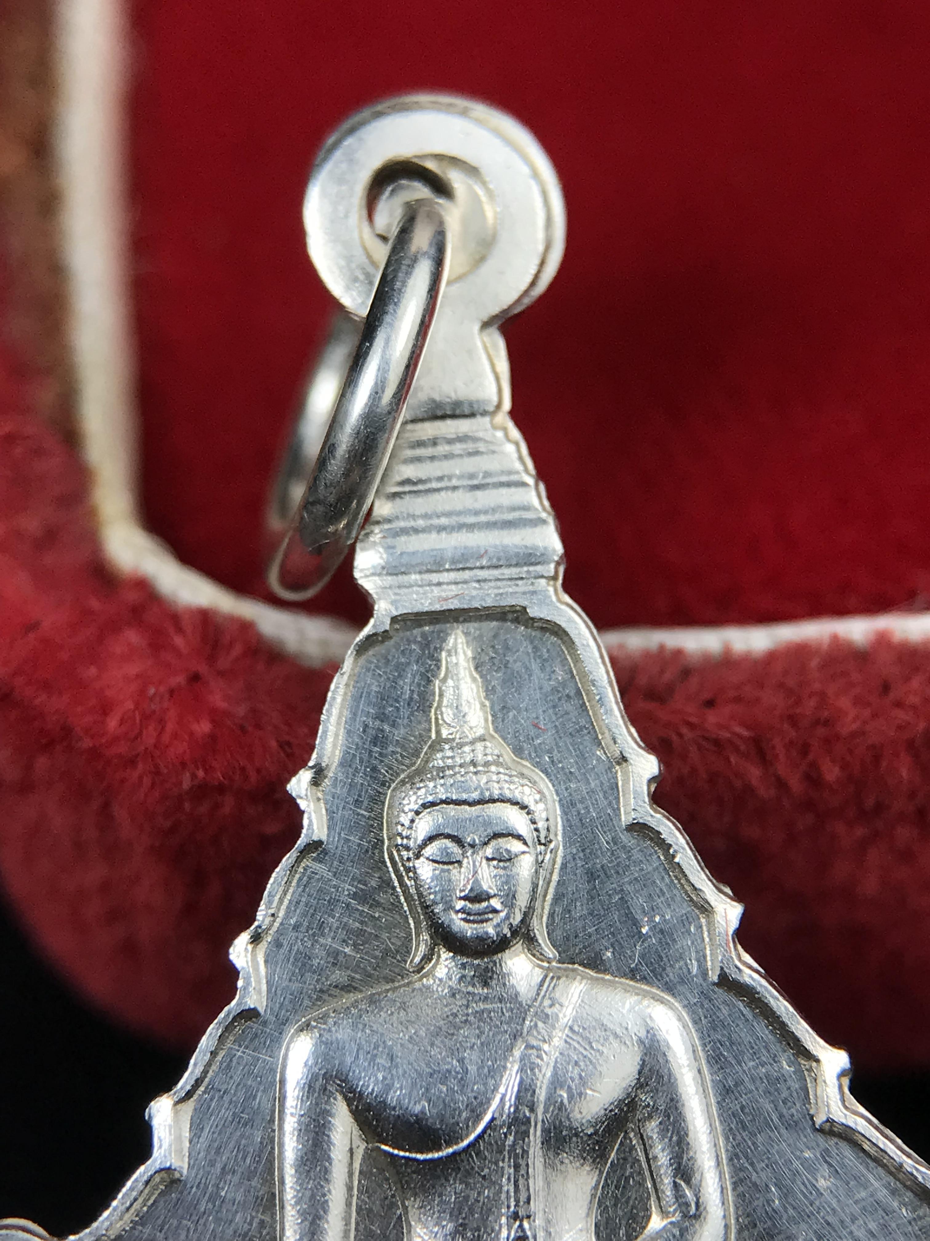 เหรียญพระพุทธญาณนเรศวร์ รุ่นแรก หลังพระปรมาภิไธย ภปร.และ สก.วัดญาณสังวราราม จ.ชลบุรี ปี 2527 เนื้อเงิน(ผิวขาว สวย ใส)ขนาด 2.3 x 3.8 ซม. พร้อมกล่องกำมะหยี่เดิมครบสมบูรณ์ สมเด็จพระญาณสังวร ประธานในพิธีมหาพุทธาภิเษก(เนื้อเงินพบเจอน้อย หายาก)