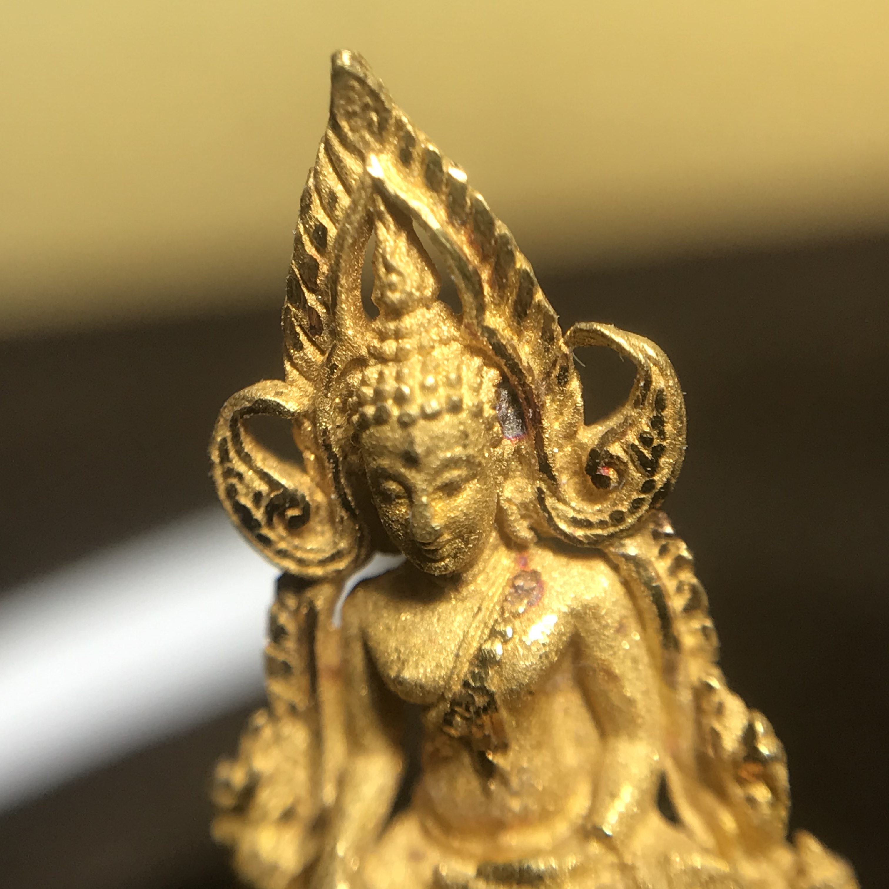 พระพุทธชินราช ภปร. โครงการ "เพราะแผ่นดินนี้ คือ แผ่นดินเกิด" ปี2548(รุ่นแรก) ลอยองค์ หน้าตัก 1/4 นิ้ว เนื้อทองคำบริสุทธิ์ 96.5% (น้ำหนัก 2.5 กรัม)