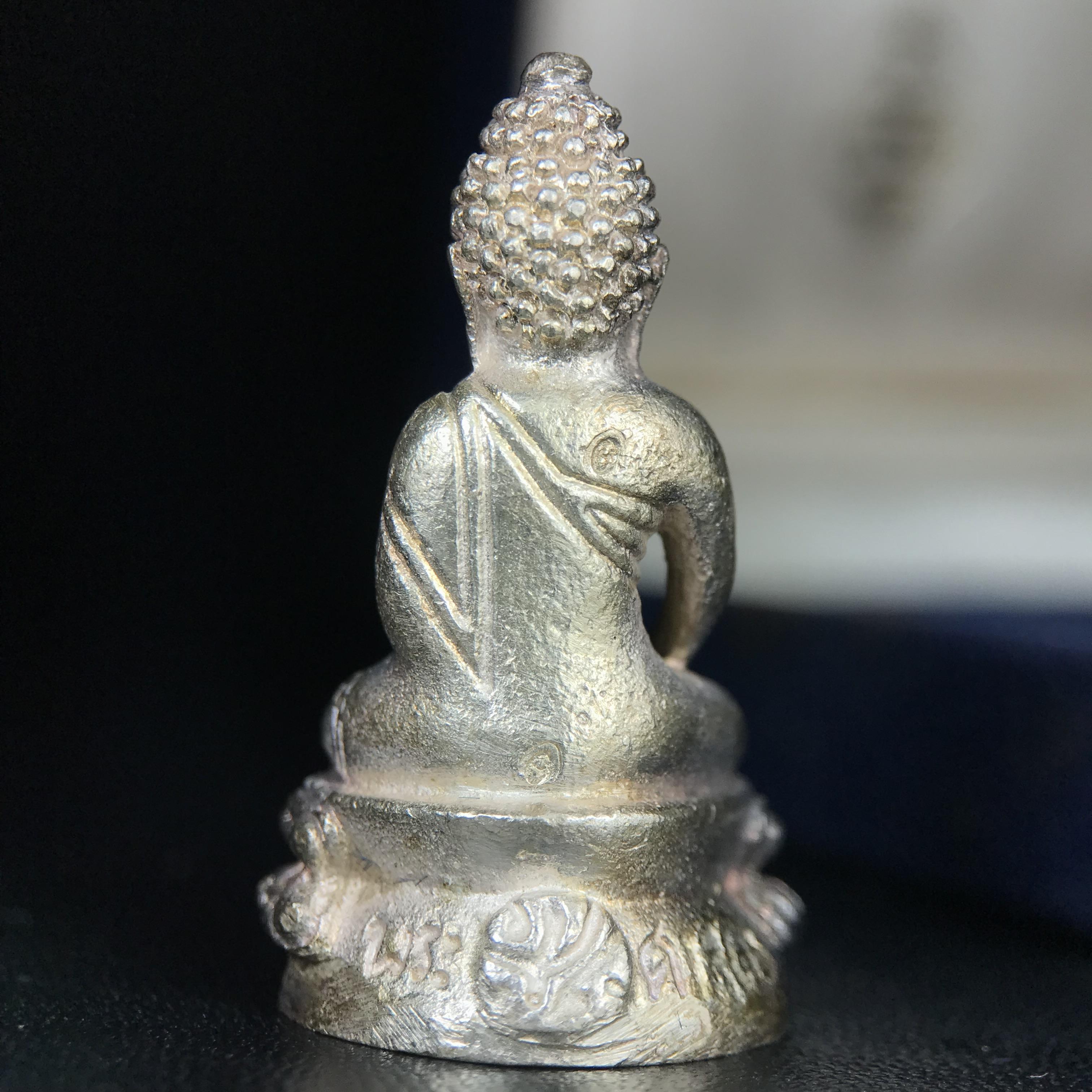 พระกริ่งศาสดา ภปร. วัดบวรนิเวศวิหาร ปี 2532 จัดสร้างในโอกาสสองทศวรรษรามาธิบดี เพื่อศูนย์การแพทย์สิริกิติ์ เนื้อเงิน(ผิวเดิมสวยงาม) (พิธีใหญ่ มวลสารมงคล สวยงามเข้มขลัง)สมเด็จพระญาณสังวร สมเด็จพระสังฆราชฯเสด็จเททอง***ตอกโค๊ตหมายเลข ๒๙๘***