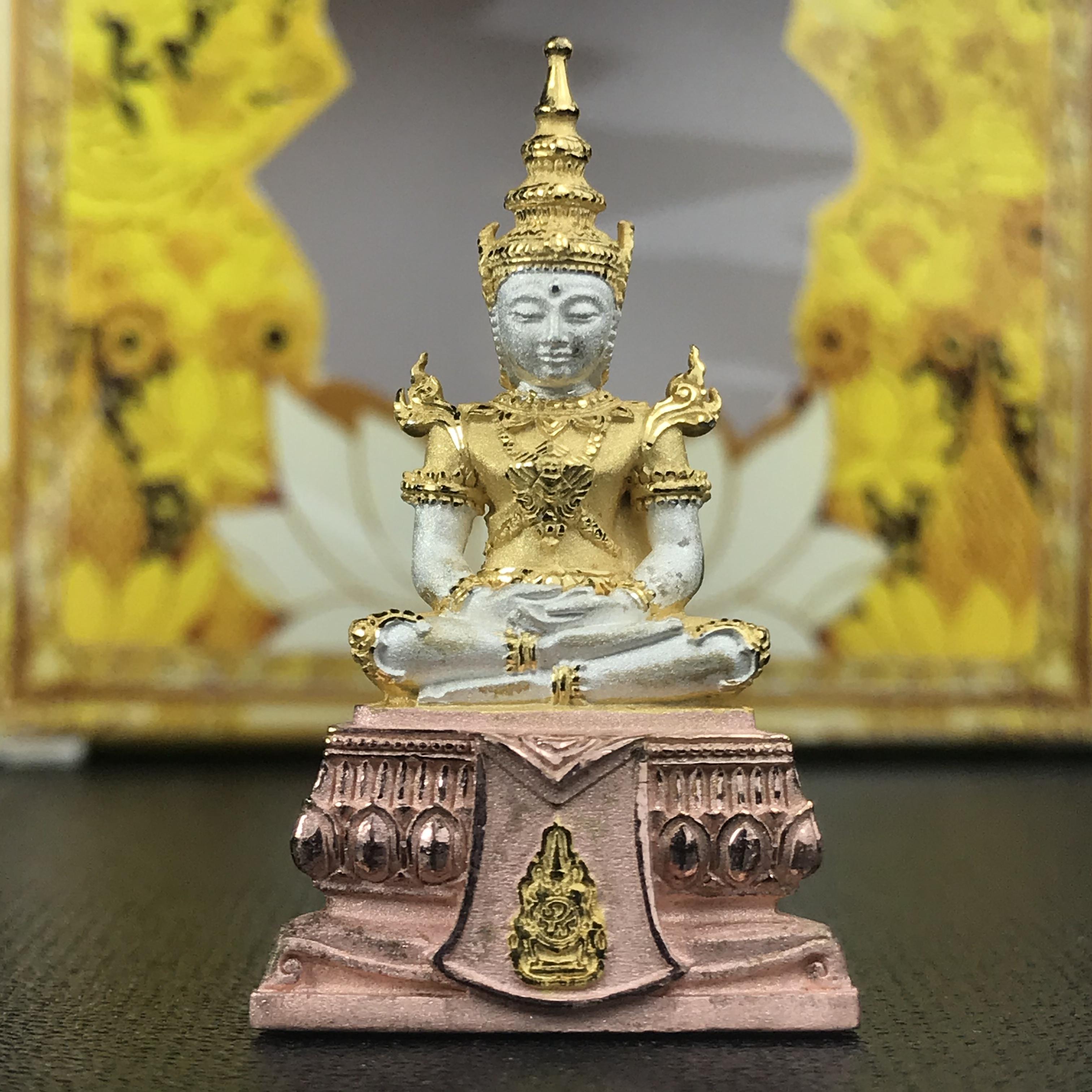 พระแก้วมรกต(จำลอง)ลอยองค์ ขนาดหน้าตัก 1/2 นิ้ว ทรงเครื่องฤดูร้อน เนื้อเงินสามกษัตริย์ ตราสัญลักษณ์ฉลองสิริราชสมบัติ ครบ 60 ปี พ.ศ.2549(สภาพสวย ครบ สมบูรณ์)