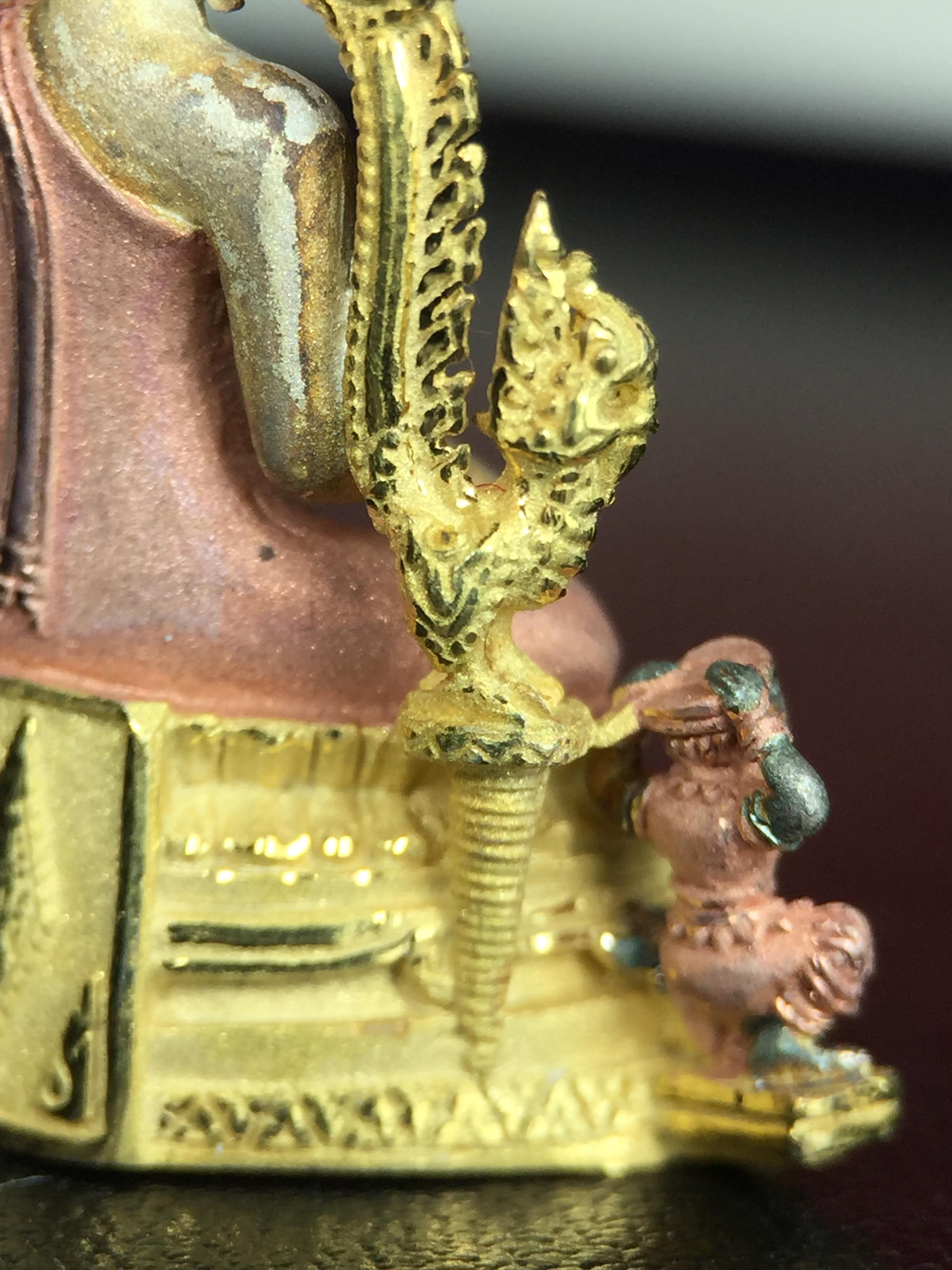 พระพุทธชินราช ภปร. ในวโรกาสพระราชพิธีมหามงคล เฉลิมพระชนมายุ6รอบ 5ธันวาคม2542 มูลนิธิพิทักษ์ดวงตาประชาชน จัดสร้าง เนื้อเงินบริสุทธิ์ 99.9% แบบสามกษัตริย์ขัดเงาบางส่วน พิมพ์ใหญ่ ขนาดสูง 3.4 ซม. พร้อมกล่องบรรจุเดิม