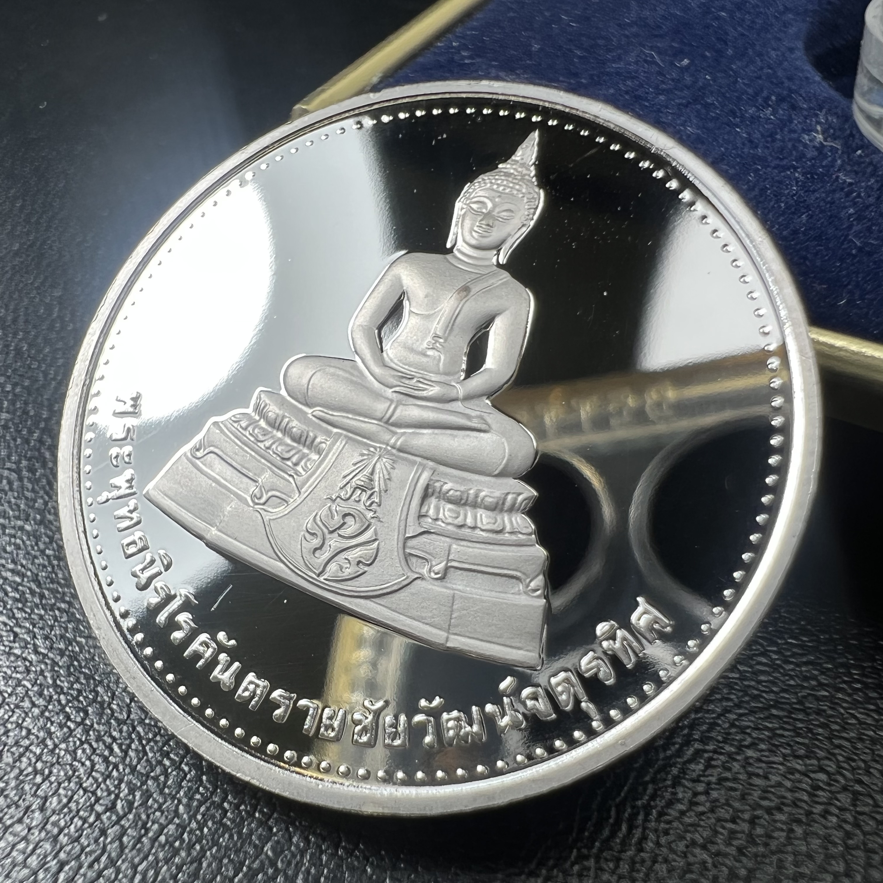 เหรียญพระพุทธนิรโรคันตรายชัยวัฒน์จตุรทิศ ภปร. วัดมงคลชัยพัฒนา จ.สระบุรี ปี2539 จัดสร้างโดย มูลนิธิชัยพัฒนา เนื้อเงินขัดเงา พิมพ์ใหญ่ ขนาด 3 ซม.มหาพุทธาภิเษก ณ.วัดพระศรีรัตนศาสดาราม(วัดพระแก้ว)ในพระบรมมหาราชวัง พ.ศ.2539พร้อมกล่องบรรจุเดิม สภาพสวย