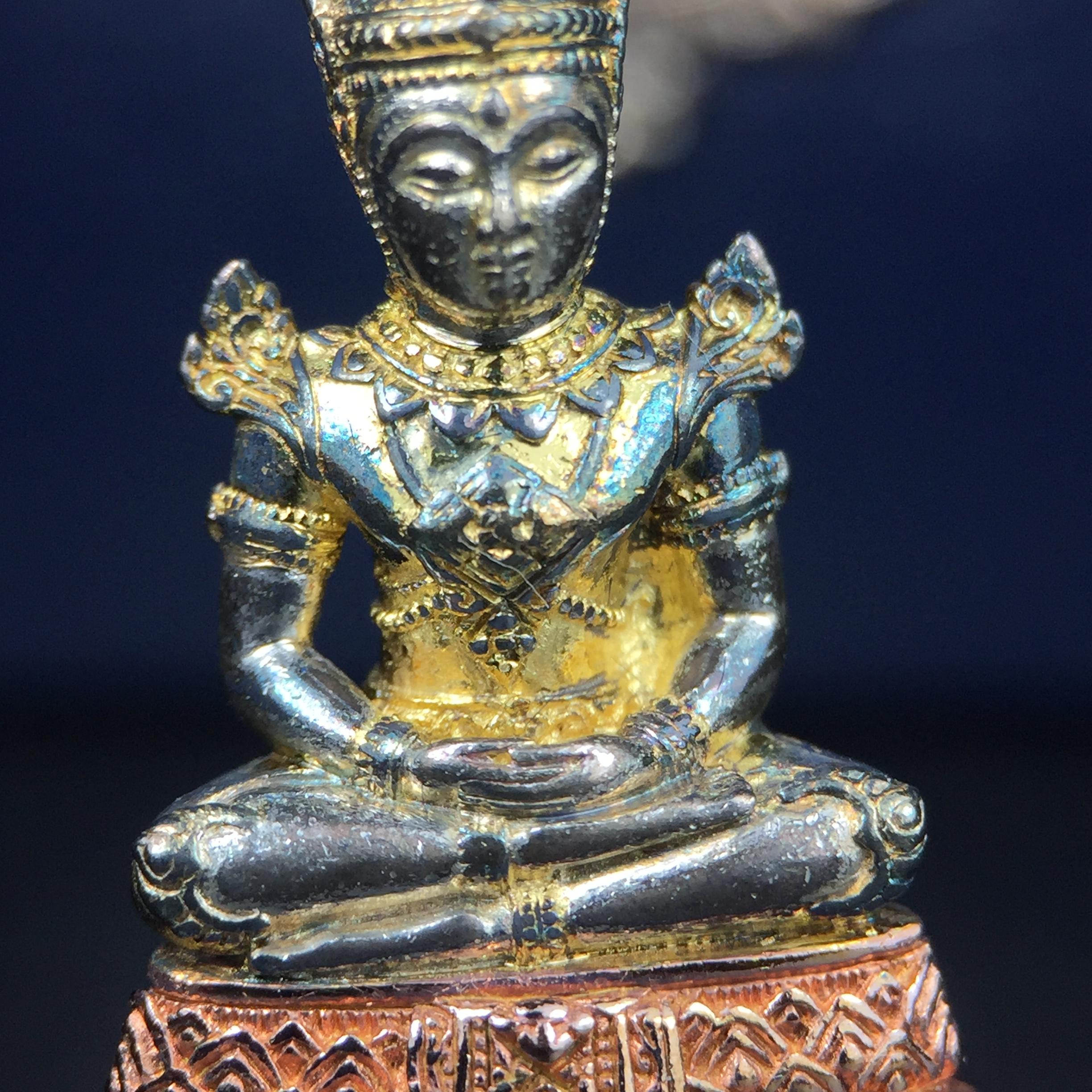 พระแก้วมรกต กรมสรรพสามิตจัดสร้างขึ้นเนื่องในโอกาสครบรอบ 64 ปีของกรมสรรพสามิต และเนื่องในวโรกาสที่พระบาทสมเด็จพระเจ้าอยู่หัวทรงครองราชย์ครบ 50 ปีในปีกาญจนาภิเษก เมื่อ พ.ศ.2539 เนื้อเงิน ชุบทองสามกษัตริย์(ผิวเดิมรุ้งๆสวย) พร้อมกล่องบรรจุเดิม