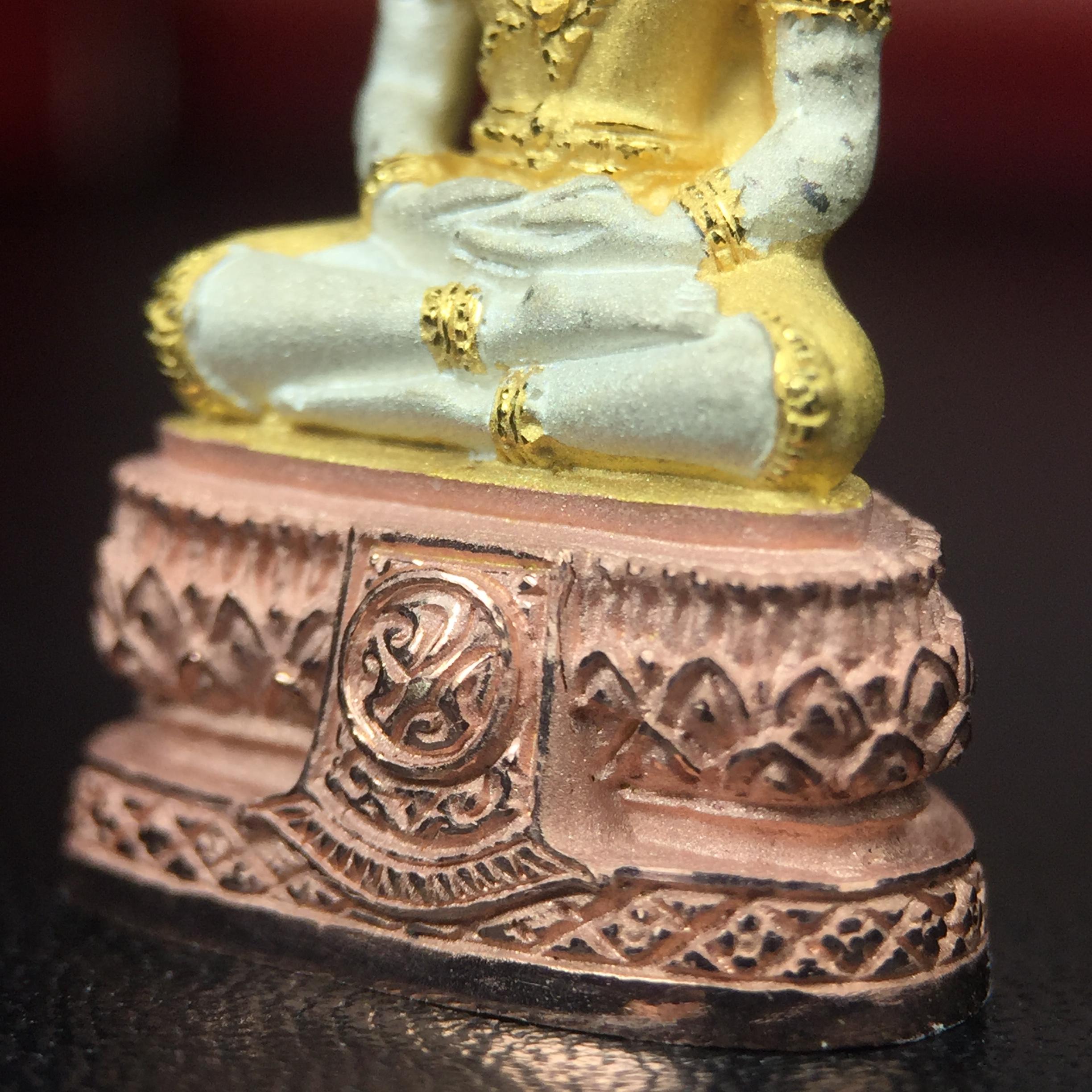 พระแก้วมรกต ภปร.(รุ่นแรก) ปี2545 รุ่นฉลองกรุงรัตนโกสินทร์ครบ 220 ปี พิมพ์ลอยองค์ใหญ่ เนื้อเงินบริสุทธิ์ 92.5% (สามกษัตริย์) ขนาด 19*35 มม. พร้อมกล่องบรรจุเดิม สวยครบสมบูรณ์