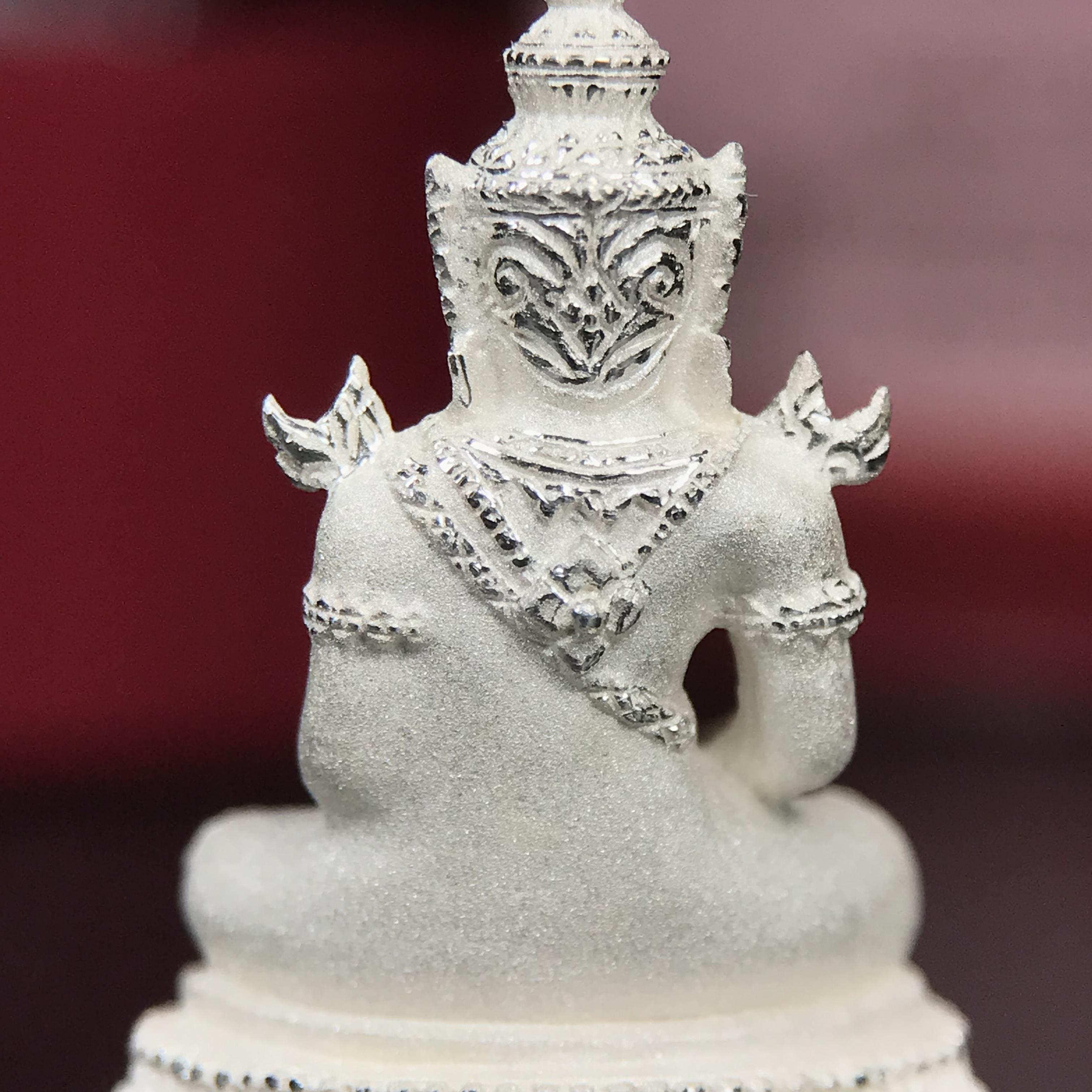 พระแก้วมรกต ภปร.(รุ่นแรก) ปี2545 จัดสร้างในมหาวโรกาส พระบาทสมเด็จพระเจ้าอยู่หัวรัชกาลที่ 9 ครบรอบ 75 พรรษา และฉลองกรุงรัตนโกสินทร์ครบ 220 ปี พิมพ์ลอยองค์ใหญ่ เนื้อเงินบริสุทธิ์ 92.5% ขนาด 19*35 มม. พร้อมกล่องบรรจุเดิม สวยครบสมบูรณ์(องค์หมายเลข ๔๔๗๕)