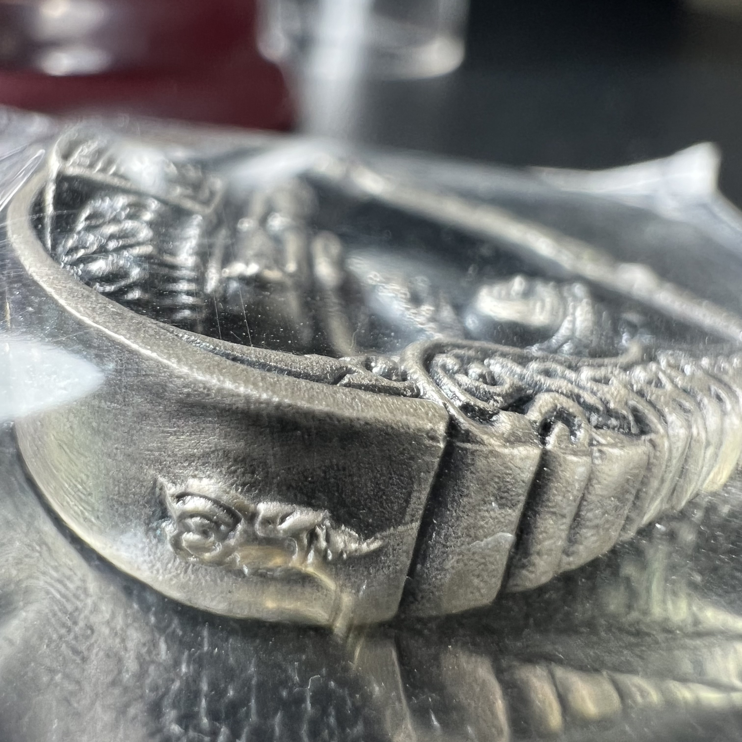 พระแก้วมรกต ภปร.(รุ่นแรก) ปี2545 รุ่นฉลองกรุงรัตนโกสินทร์ครบ 220 ปี พิมพ์ลอยองค์ทรงหยดน้ำ เนื้ออัลปาก้า ชุบเงินลงดำ ขนาด 18*27 มม. พร้อมครอบตั้งโชว์เดิม องค์พระซีนซองเดิม สวยครบสมบูรณ์