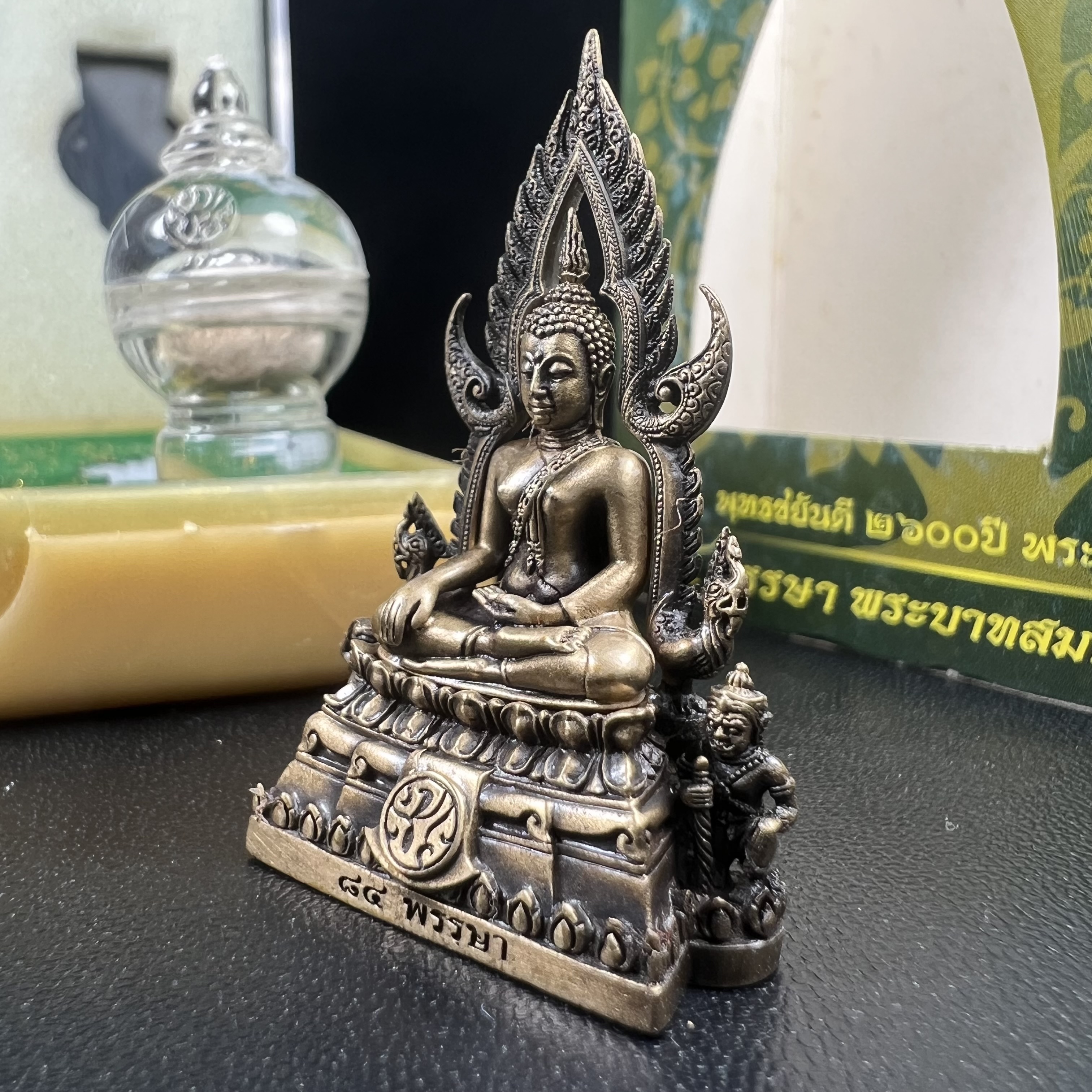 พระพุทธชินราช(จำลอง) ภปร. 84 พรรษา ปี 2554 เนื้อบรอนซ์รมดำซาติน พิมพ์กลางขนาดหน้าตัก 1/2 นิ้ว(พระราชทานมวลสาร จิตรลดาและเส้นพระเจ้า(เส้นผม)รัชกาลที่9)พุทธศิลป์ทรงคุณค่าอีกหนึ่งรุ่นยอดนิยม