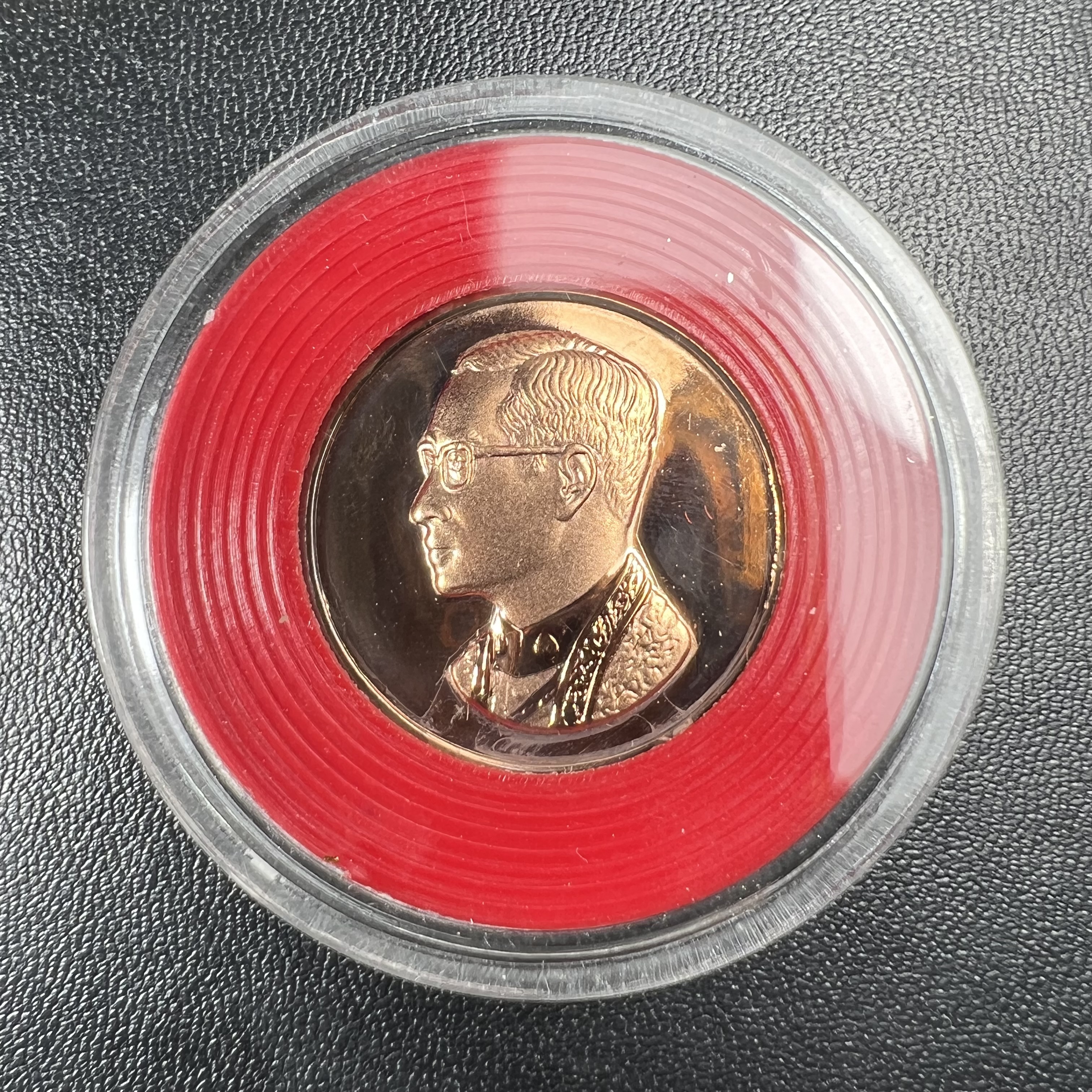 วัตถุมงคลคุ้มเกล้าฯ มหามงคลเฉลิมพระชนมพรรษา 6 รอบ รัชกาลที่ 9 ชุดพิเศษกรรมการ(หายาก) (ในหลวงรัชกาลที่9 ทรงจุดไฟพระฤกษ์และเททอง พิธีใหญ่)ยอดนิยมหายาก