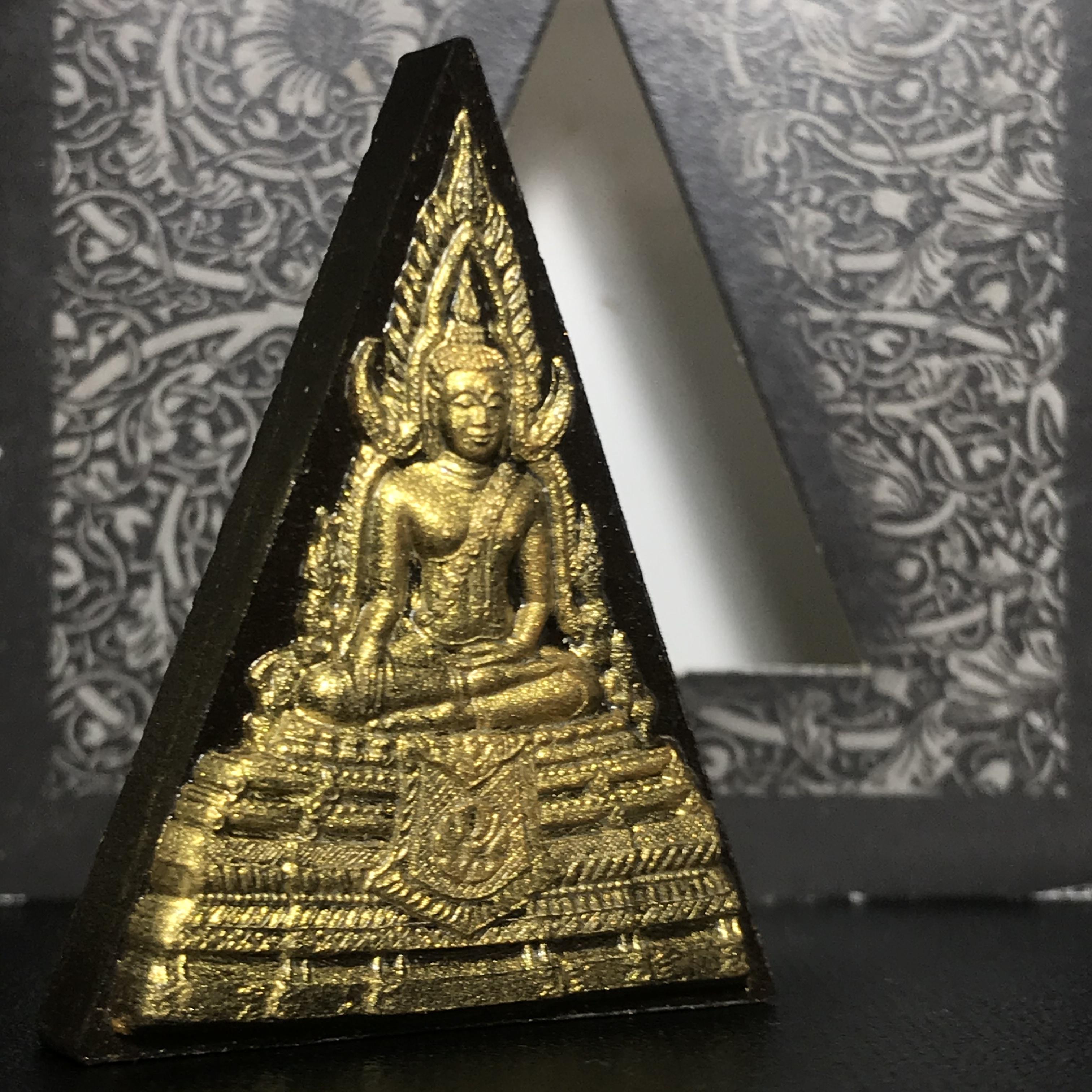 พระพุทธชินราช ภปร. โครงการ "เพราะแผ่นดินนี้ คือ แผ่นดินเกิด" ปี2548(รุ่นแรก) พระผงหลัง ภ.ป.ร. ทองแดง (พระราชทานเส้นพระเจ้า (เส้นผม)และมวลสารจิตรลดา)