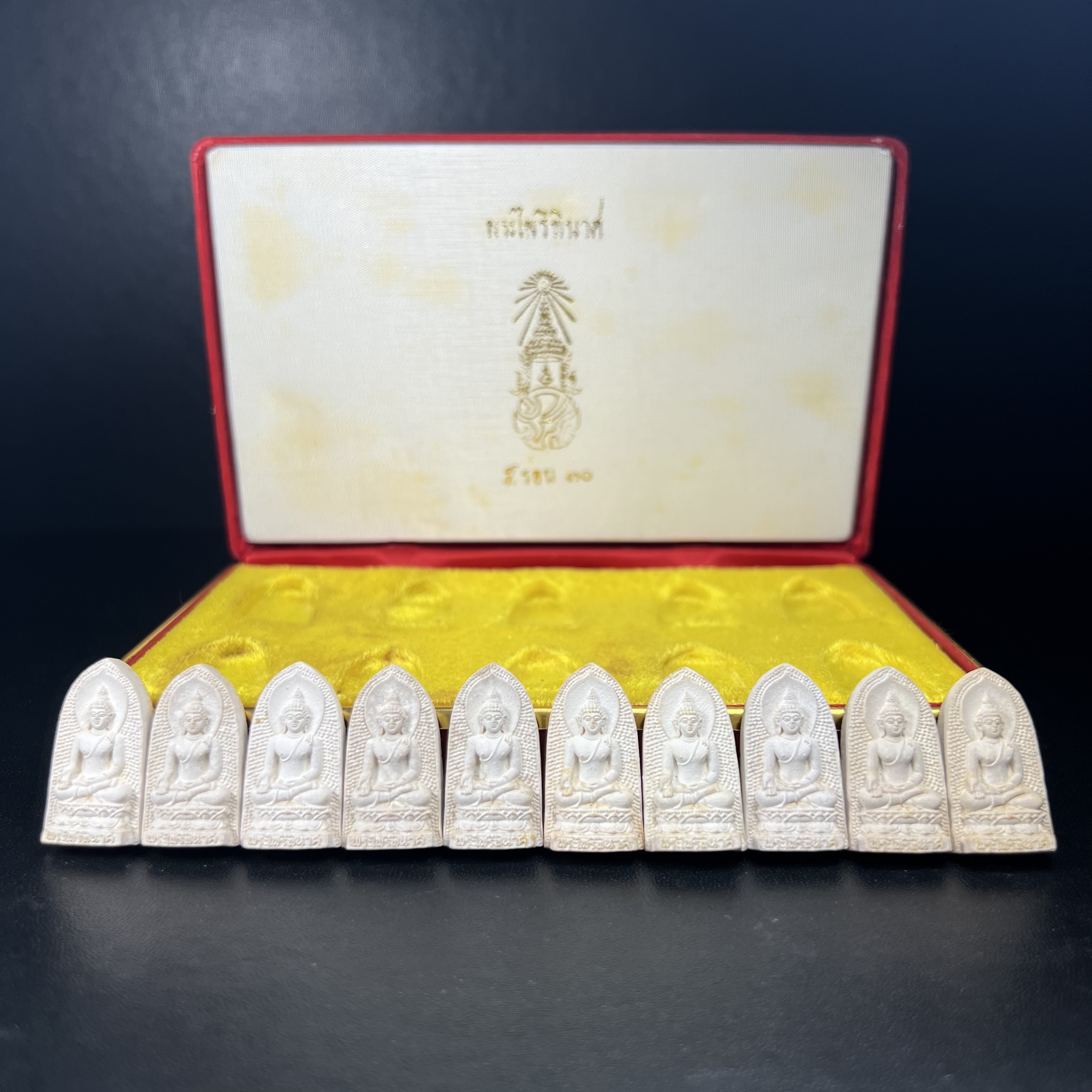 พระไพรีพินาศ ภปร. ครบ 5 รอบ ร.9 ปี 2530(เนื้อผงพิมพ์ใหญ่) ชุดกรรมการ บรรจุจำนวน 10 องค์ ในกล่อง ตราสัญลักษณ์ ภปร.(ในหลวงรัชกาลที่9เสด็จในพิธีเจิมพระสุหร่าย)พระดี พิธีใหญ่ ประกอบพิธีพุทธาภิเษกพร้อมกับพิธีพระกริ่งปวเรศ ปี2530 วัดบวรนิเวศวิหาร(1 ใน 15 ชุด)