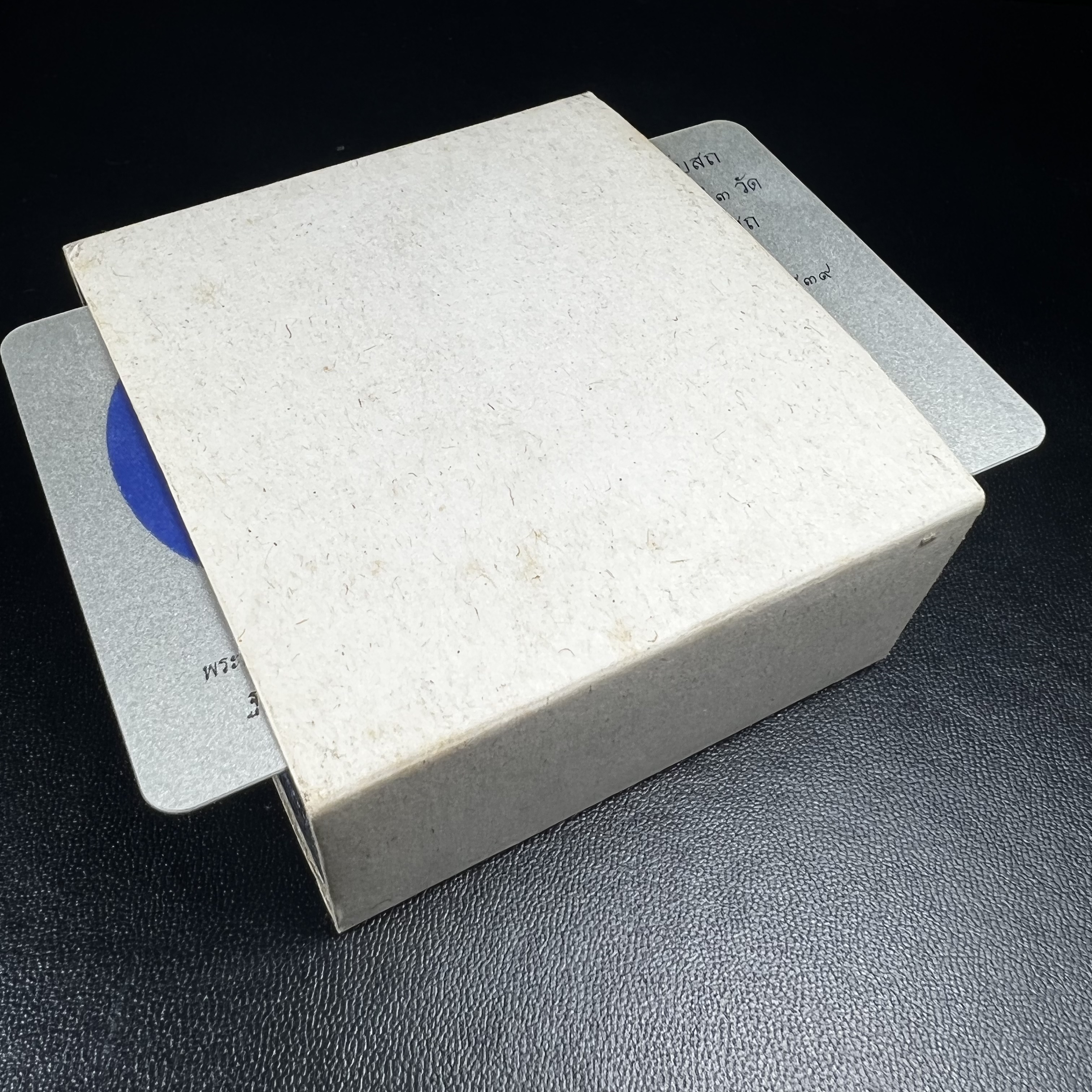 พระพุทธโสธร(หลวงพ่อโสธร) รุ่นสร้างอุโบสถ ปี2539 เนื้อเงินสามกษัตรย์ พิมพ์แปดเหลี่ยม(หายาก) สภาพสวยผิวเดิมซีนซองเดิมกล่องบรรจุการ์ดใบรับรองเดิมครบสมบูรณ์